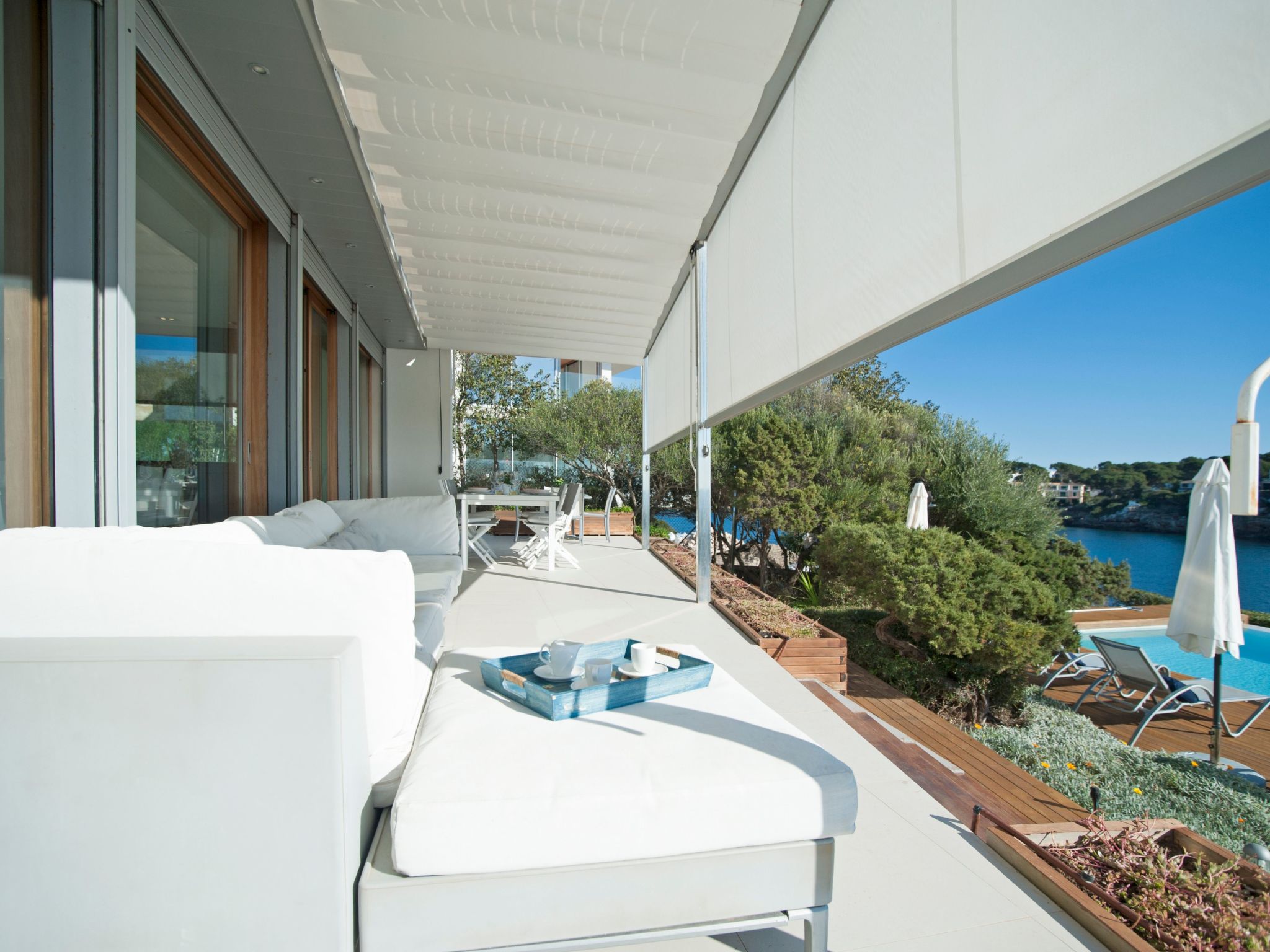 Majestätische Villa mit 5 Schlafzimmern und Pool direkt am Meer — Terrace (4 of 50)