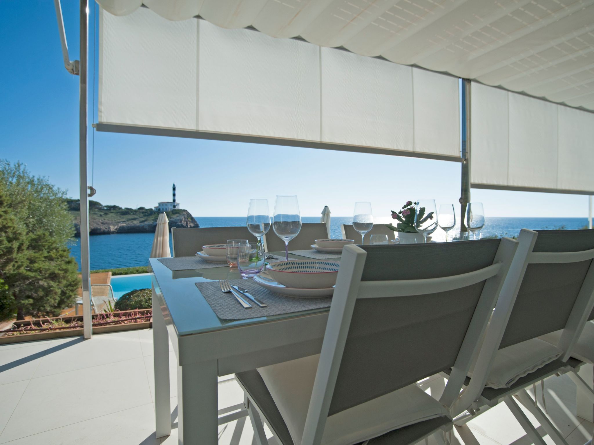 Majestätische Villa mit 5 Schlafzimmern und Pool direkt am Meer — Terrace (5 of 50)