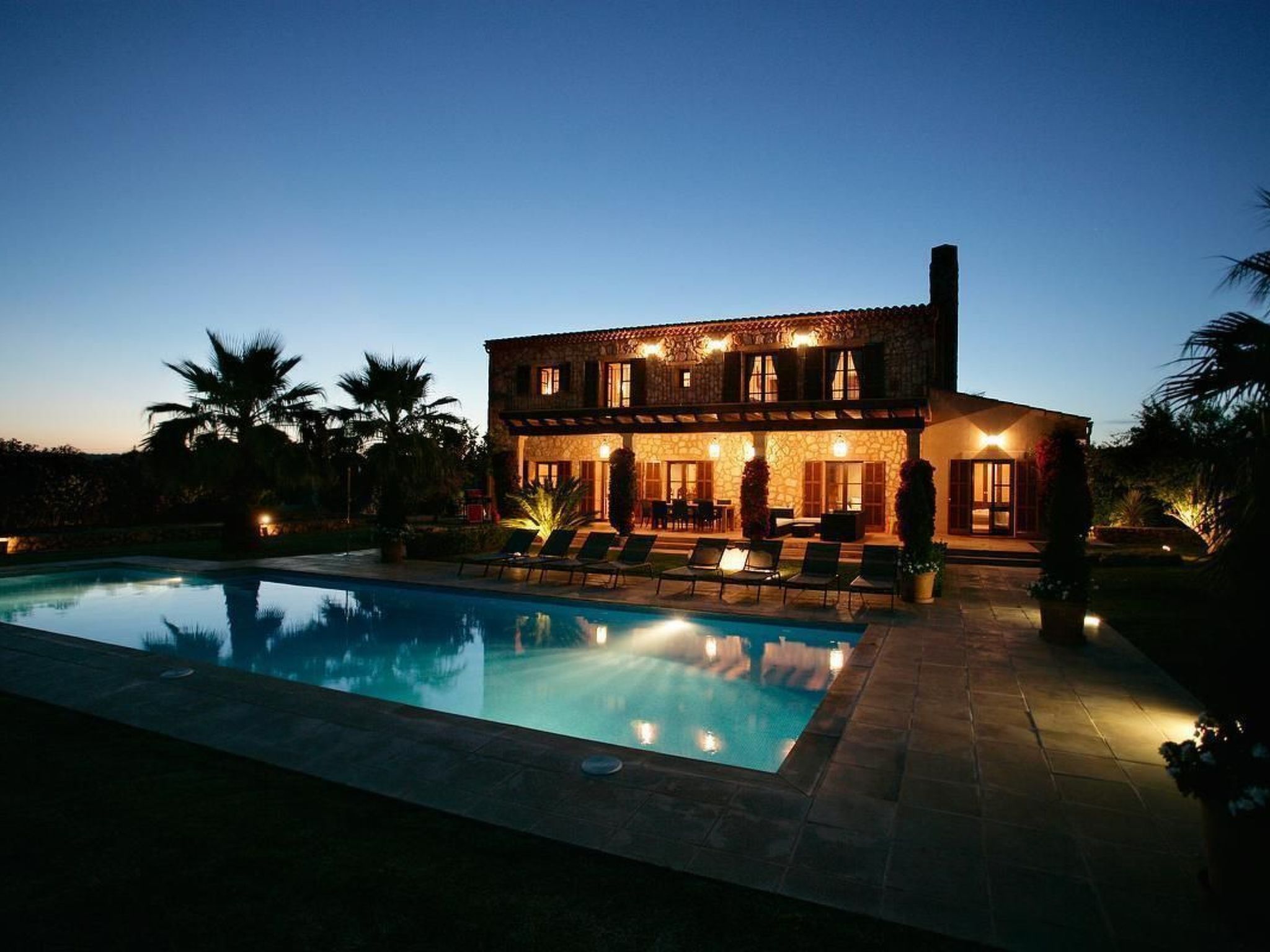 Mit großem Pool,  parkähnlichen Garten-Image-tags.info