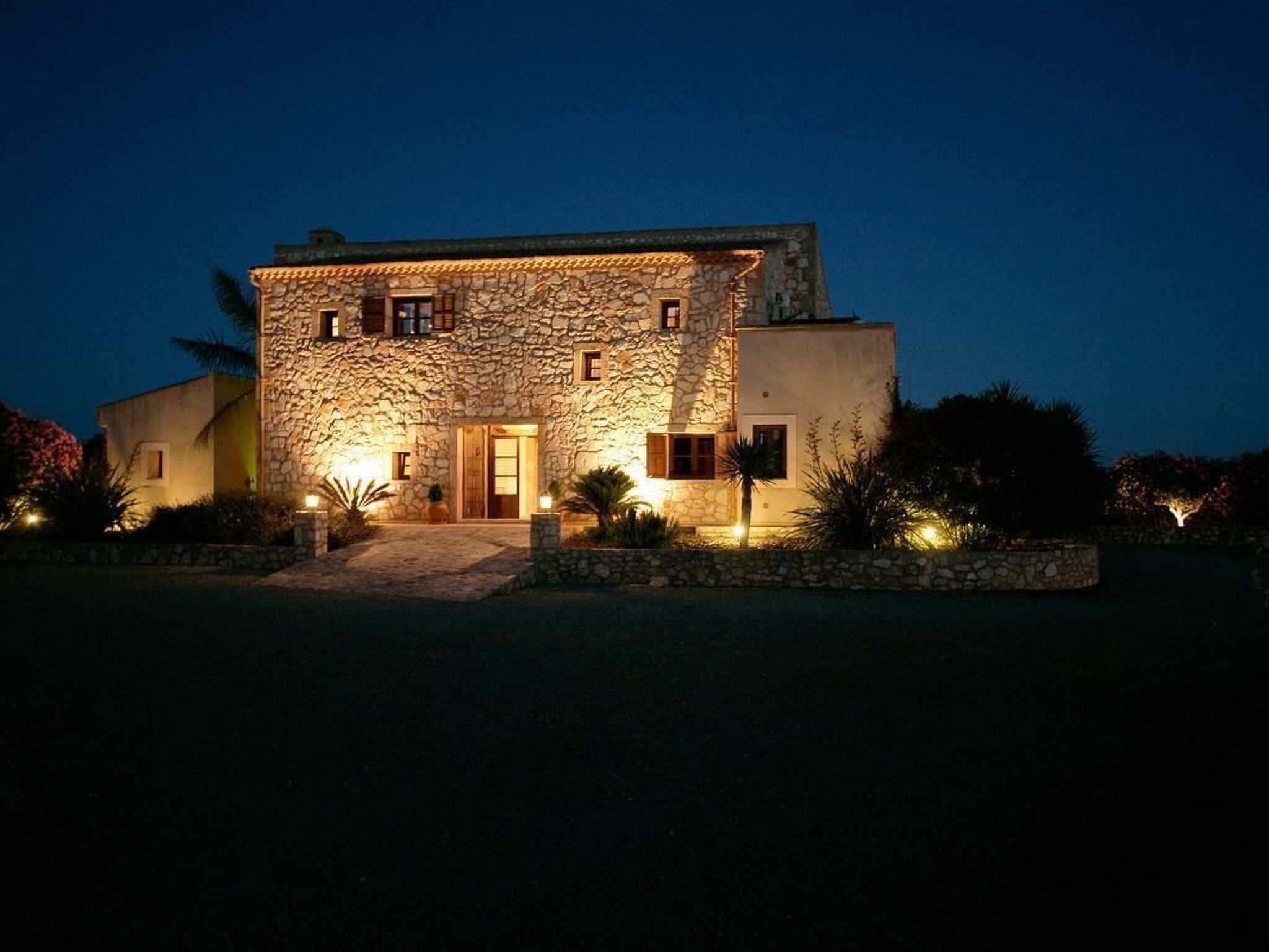 Mit großem Pool,  parkähnlichen Garten-Image-tags.info