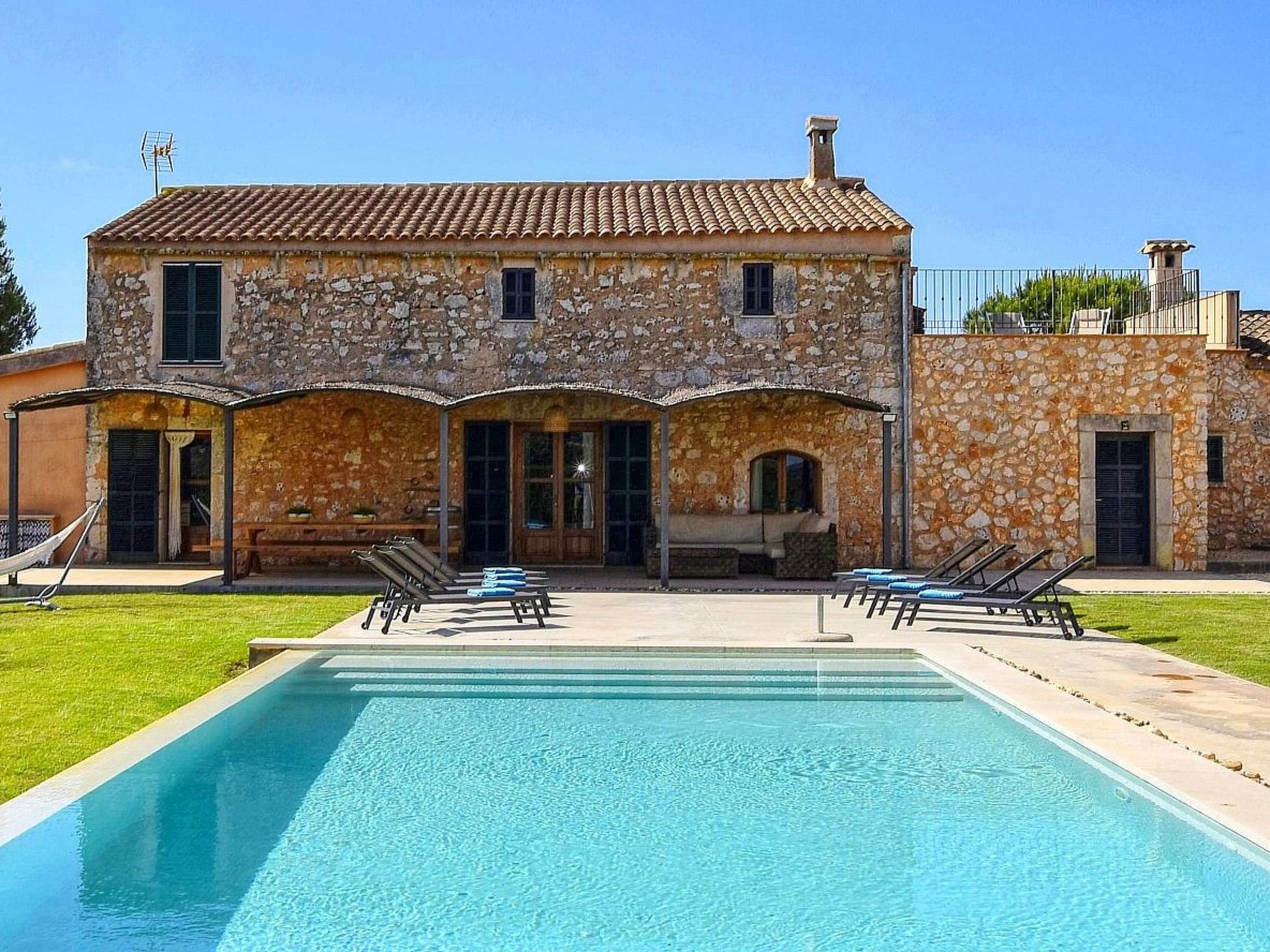 Luxuriöse Finca im modernen Stil mit Pool und Klimaanlage