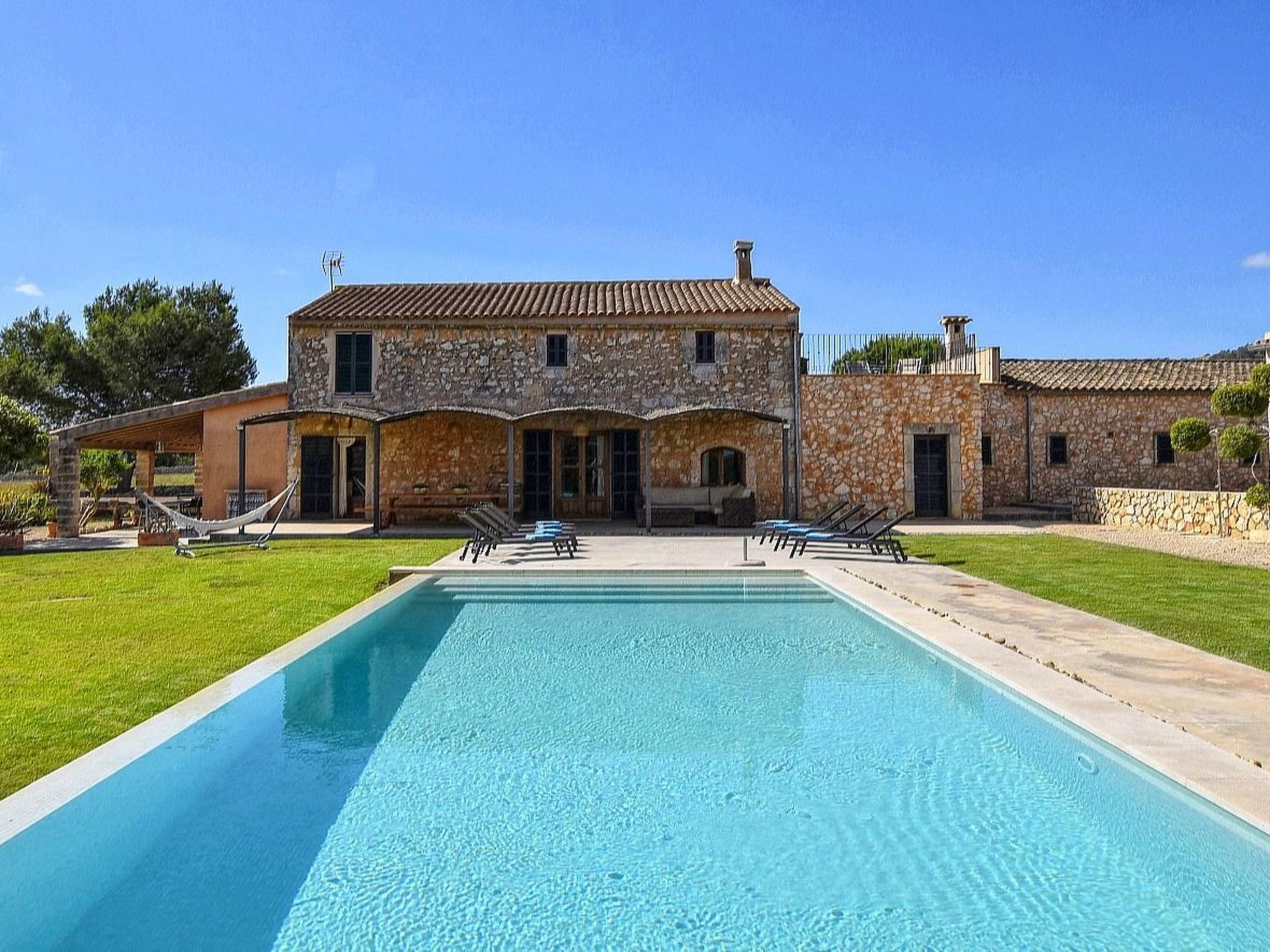 Luxuriöse Finca im modernen Stil mit Pool und Klimaanlage