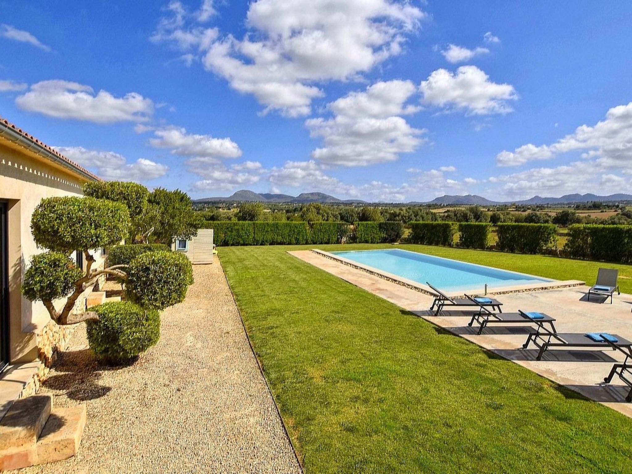 Luxuriöse Finca im modernen Stil mit Pool und Klimaanlage-Draußen