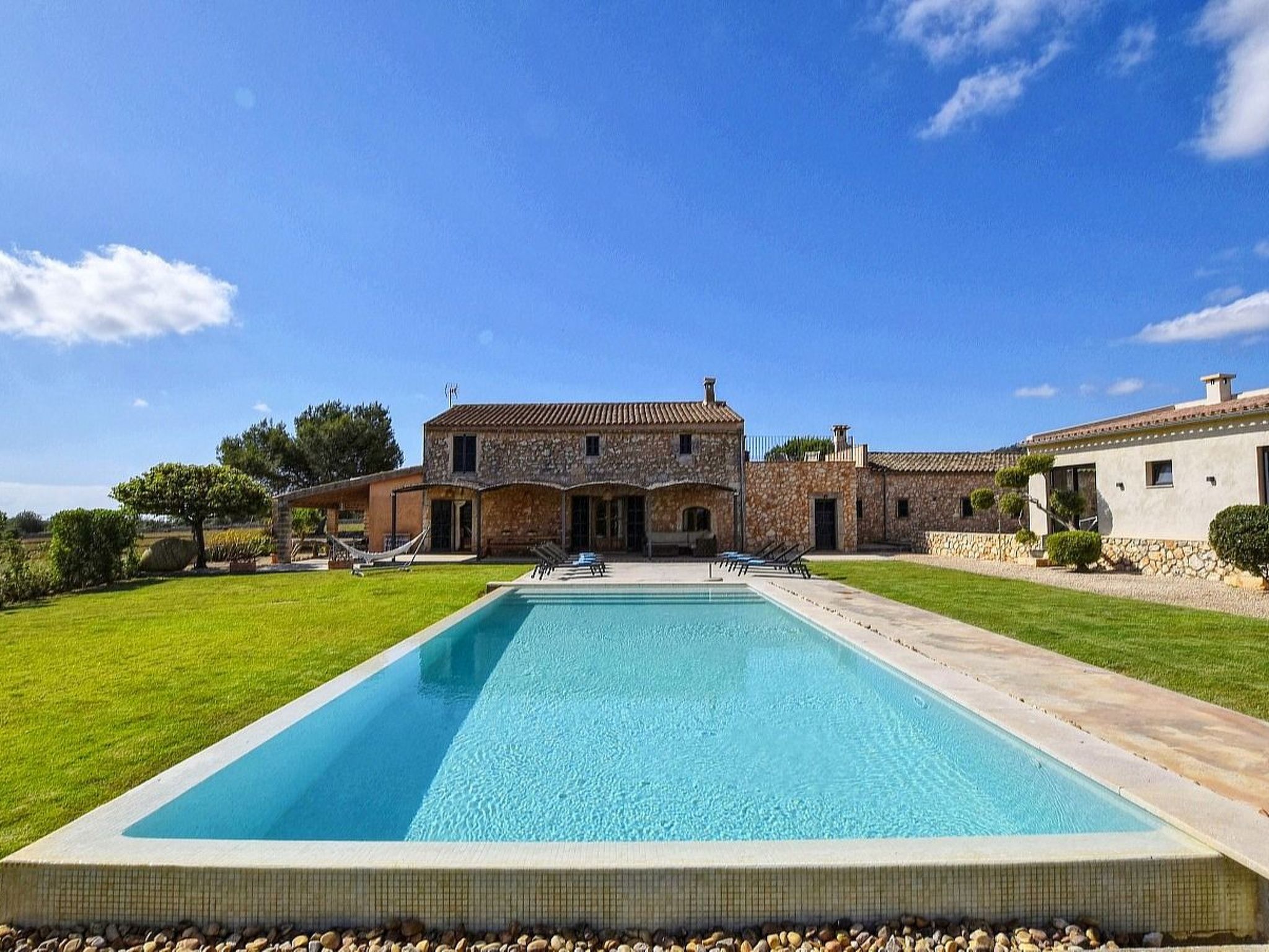 Luxuriöse Finca im modernen Stil mit Pool und Klimaanlage-Image-tags.info