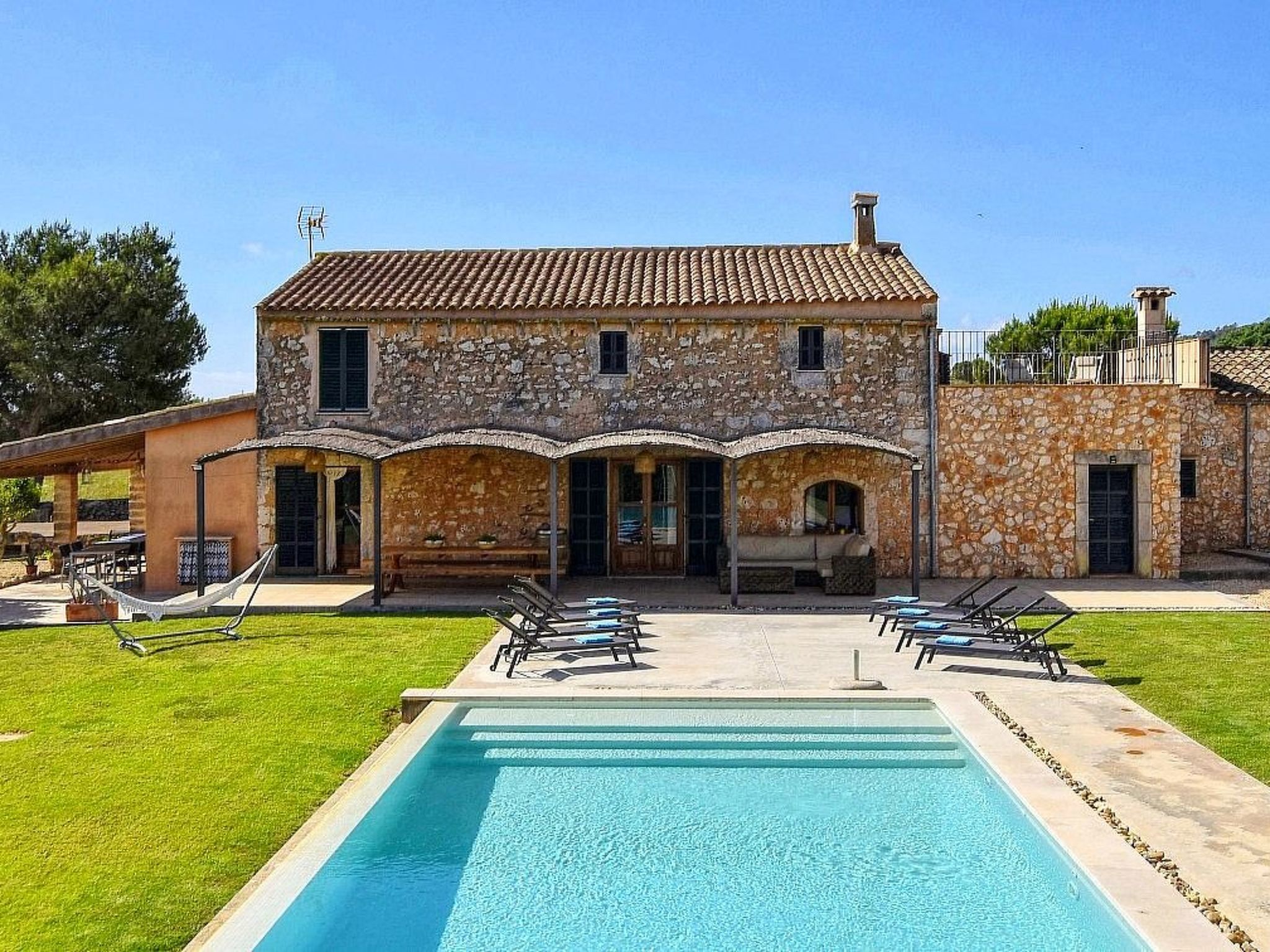 Luxuriöse Finca im modernen Stil mit Pool und Klimaanlage-Image-tags.info