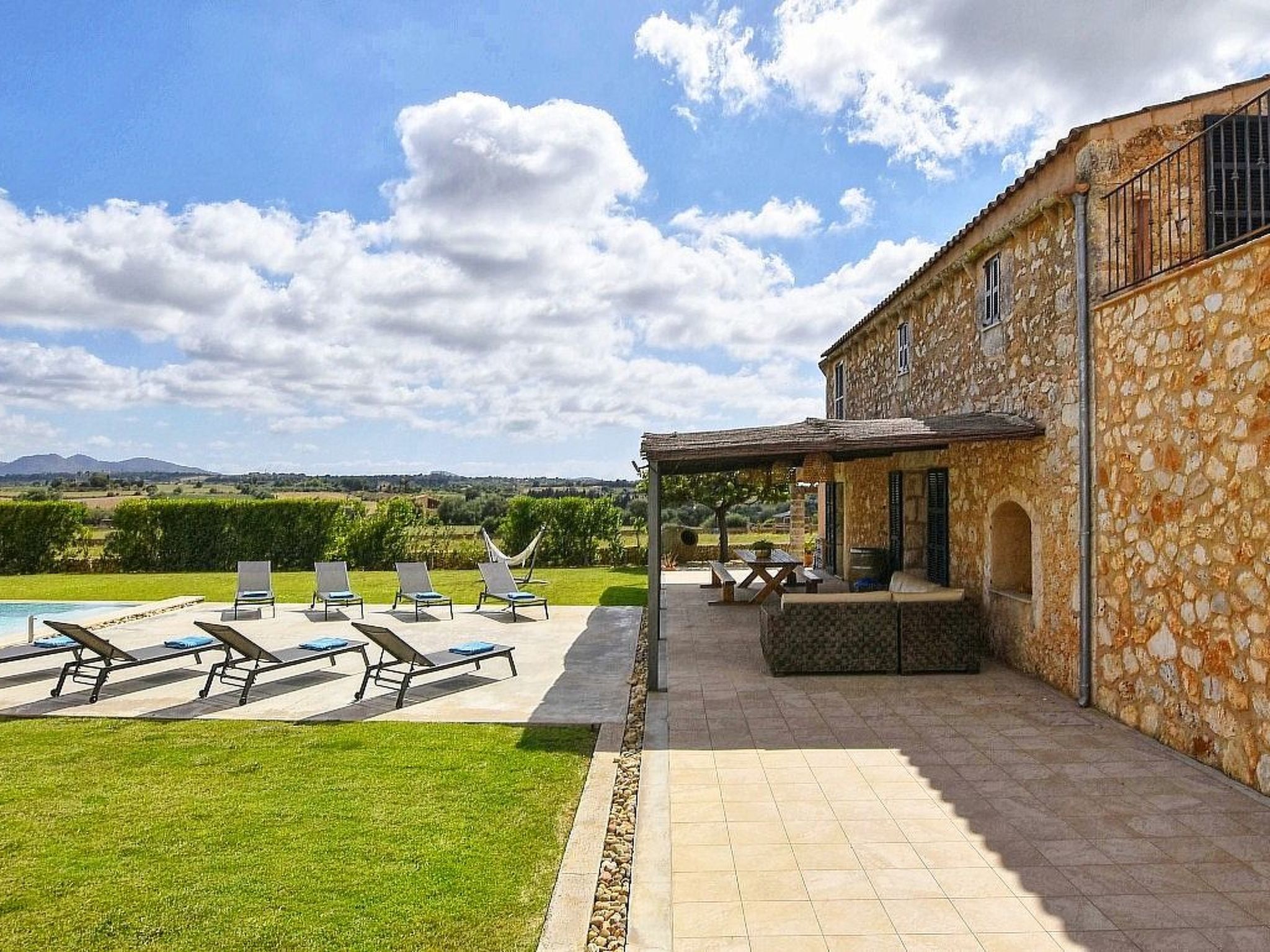 Luxuriöse Finca im modernen Stil mit Pool und Klimaanlage-Draußen