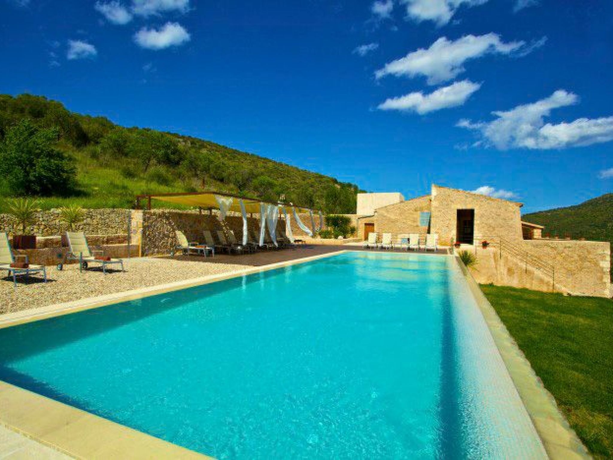 Luxuriöses Landhaus für 16 Personen mit Pool und Panoramablick
