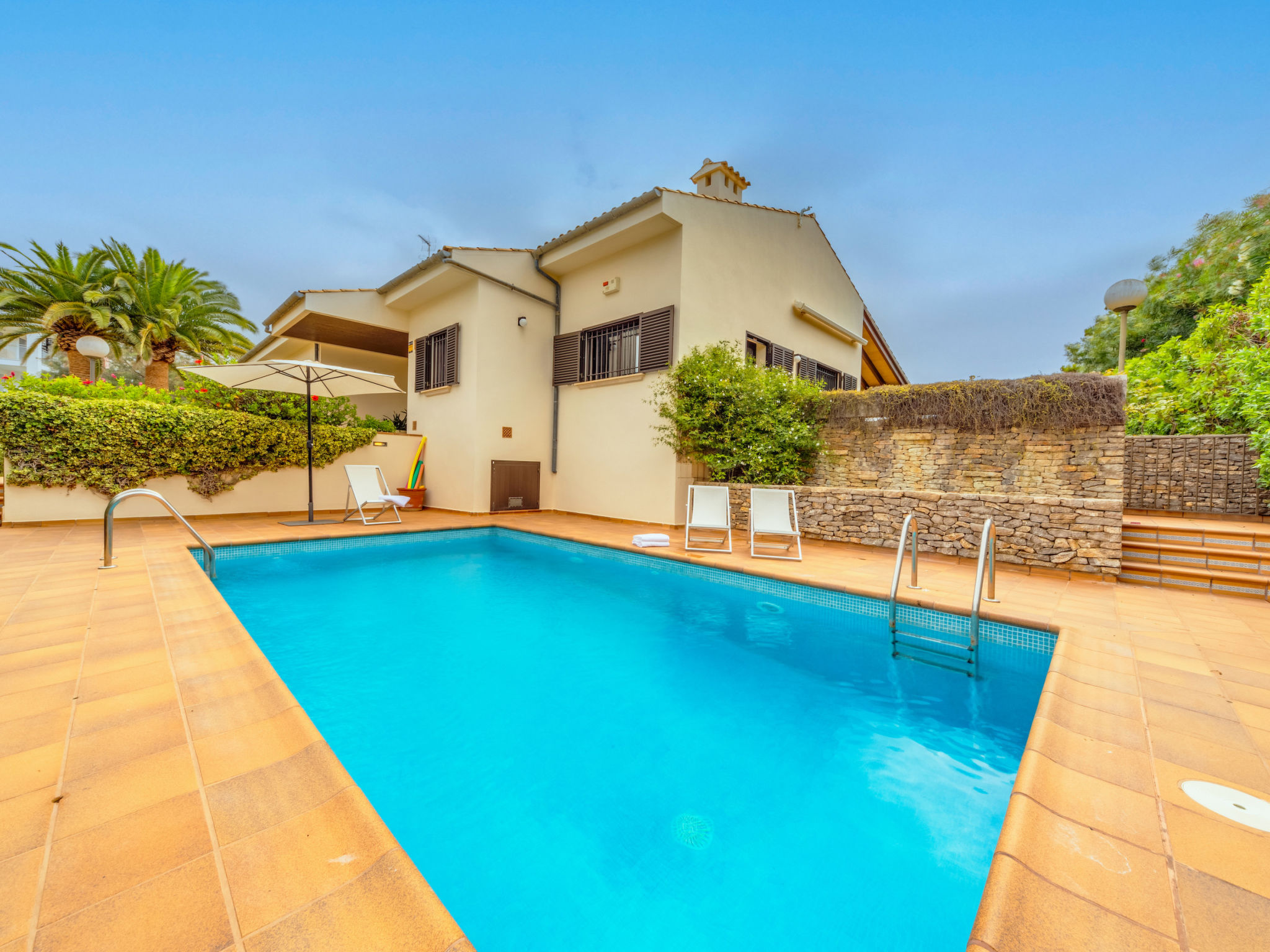 Villa ES Pinaro - Beach Front by PriorityVillas – Piscine intérieure, photo 5 sur 29