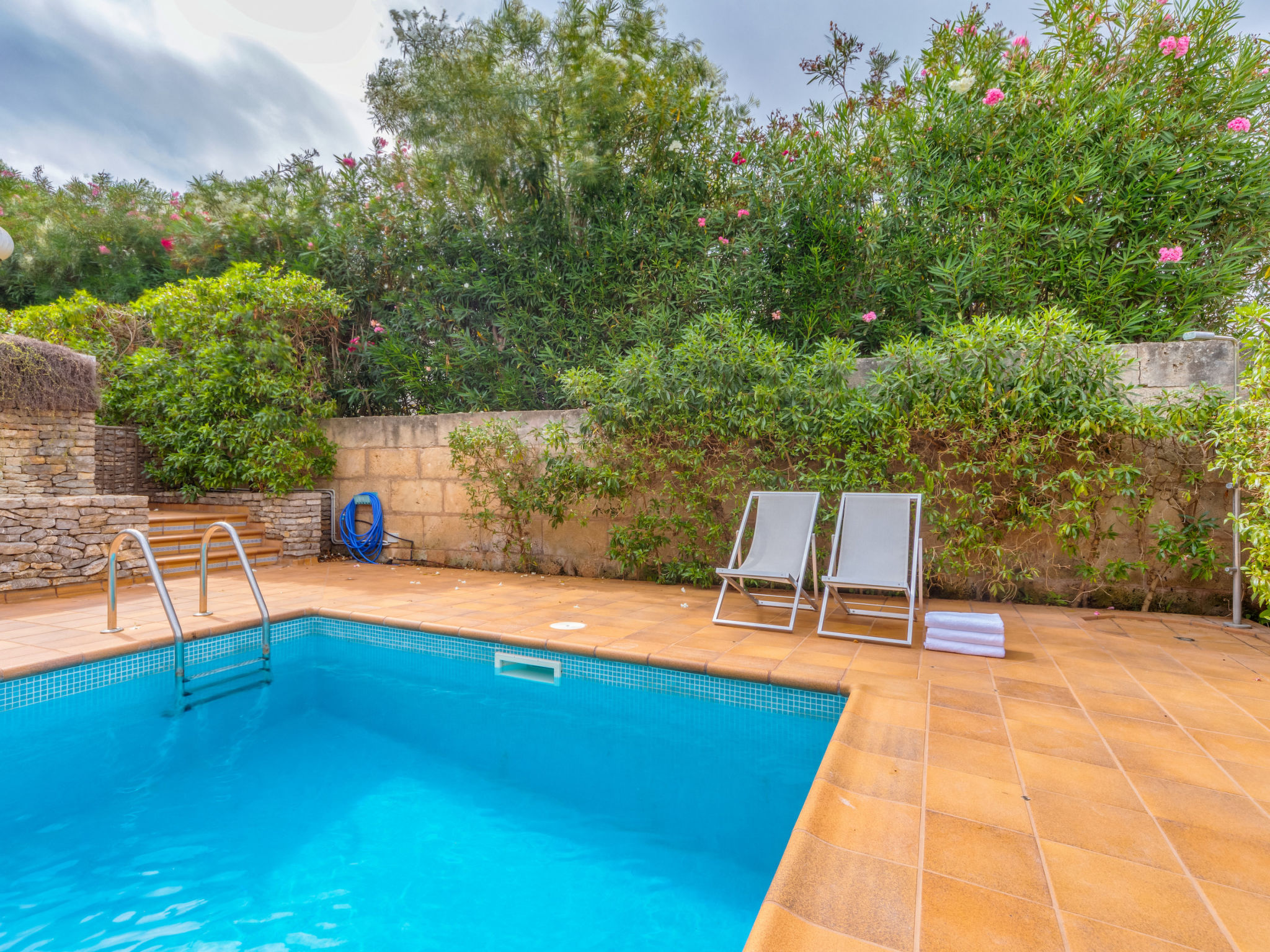 Villa ES Pinaro - Beach Front by PriorityVillas – Piscine intérieure, photo 6 sur 29