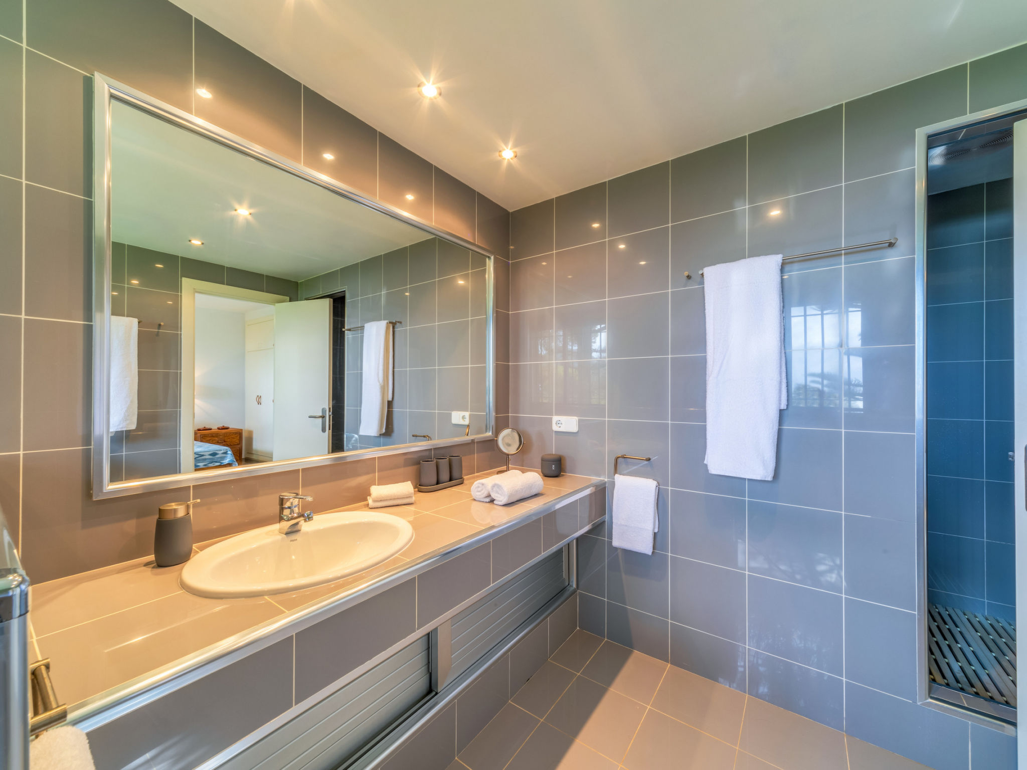 Villa ES Pinaro - Beach Front by PriorityVillas – Salle de bains, photo 14 sur 29