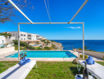 Semesterhus Magrana Over The Sea (Private Pool).