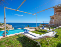 Semesterhus Magrana Over The Sea (Private Pool).