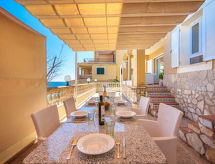 Semesterhus Magrana Over The Sea (Private Pool).