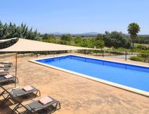 Finca mit großem eingezäunten Pool und Klimaanlage.