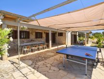 Finca mit großem eingezäunten Pool und Klimaanlage.
