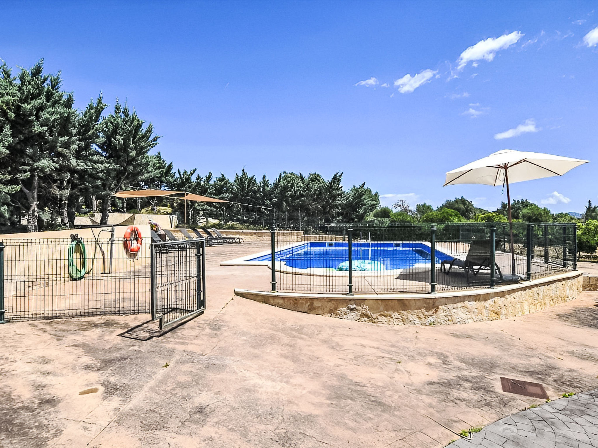Finca mit großem eingezäunten Pool und Klimaanlage.