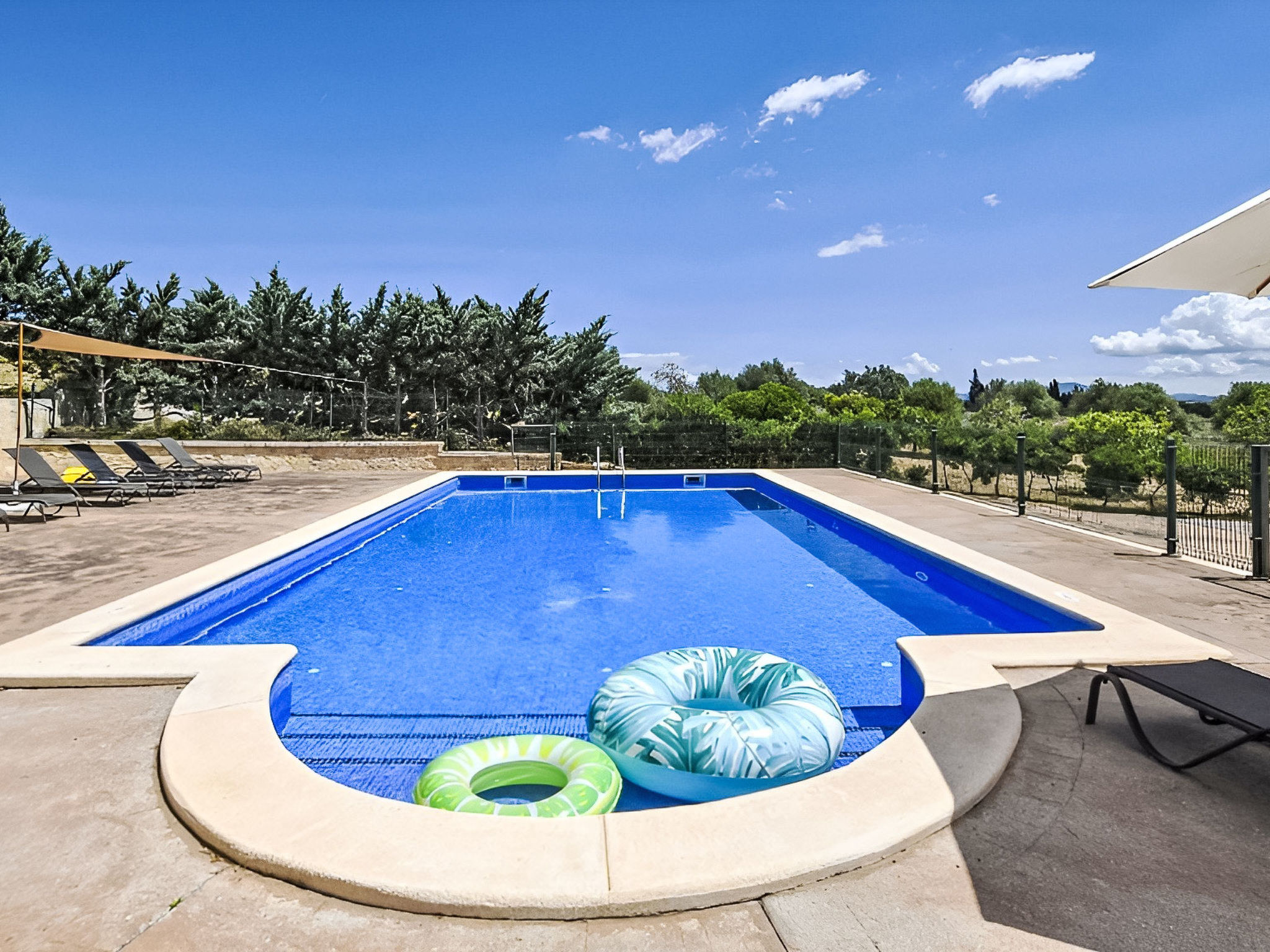 Finca mit großem eingezäunten Pool und Klimaanlage.