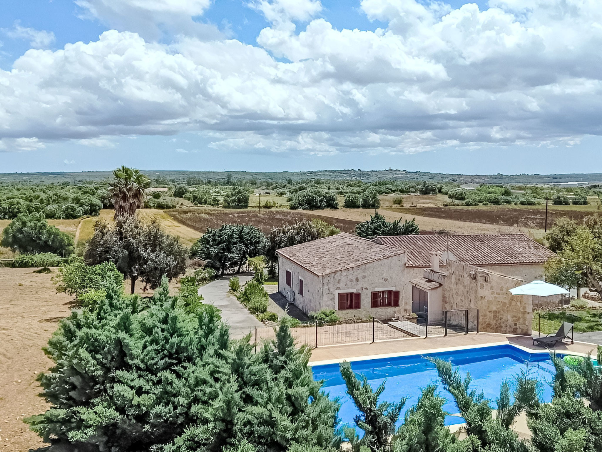 Finca mit großem eingezäunten Pool und Klimaanlage.