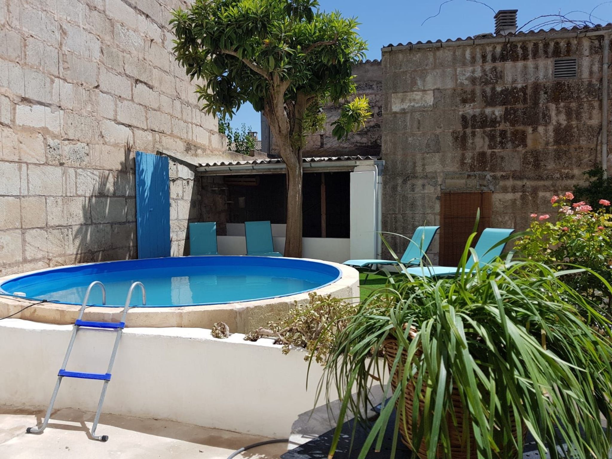 SLB-Stadthaus mit sonnigem Innenhof und Schwimmbad