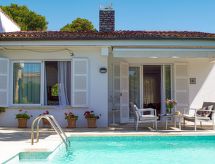 Landhaus mit Garten, Sonnenterrasse sowie überdachter Terrasse und Pool in Stra