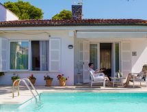 Landhaus mit Garten, Sonnenterrasse sowie überdachter Terrasse und Pool in Stra