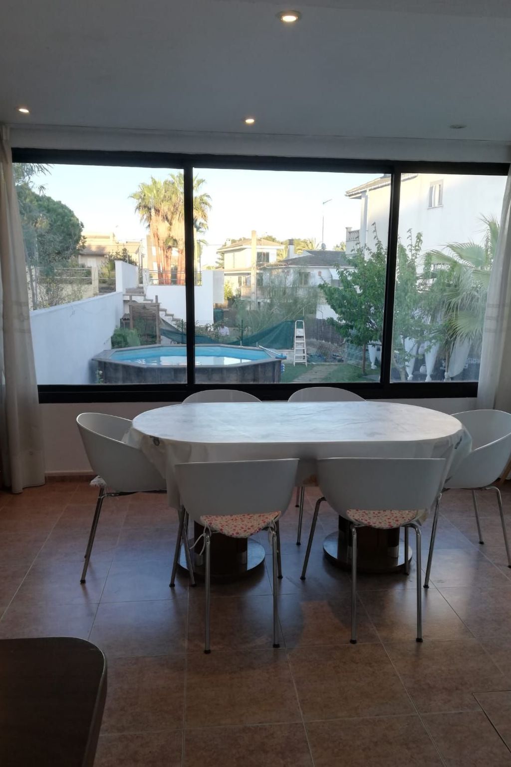 Für 2 Personen und 4 Kinder-Inside