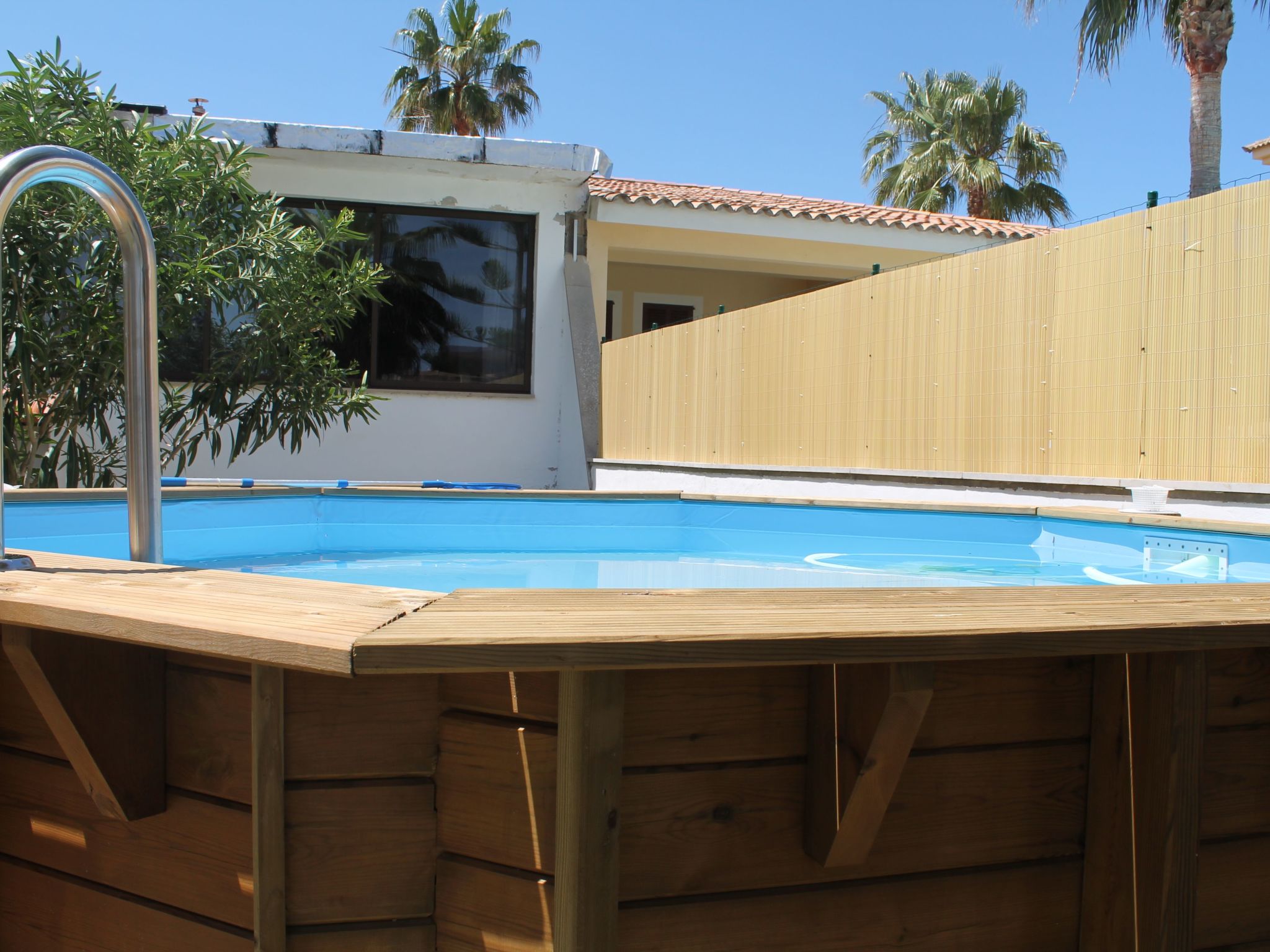 Für 2 Personen und 4 Kinder-Inside