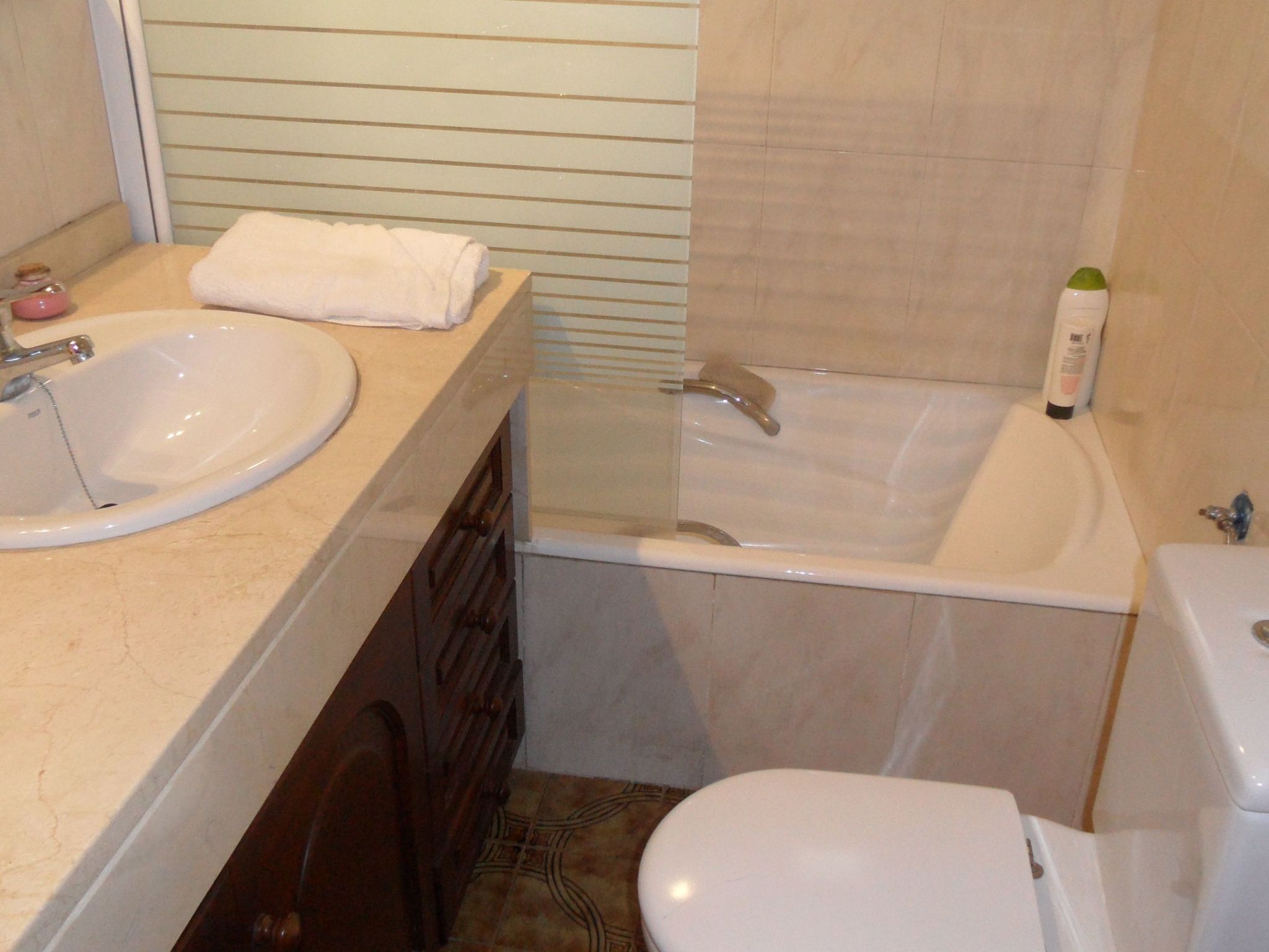 Für 2 Personen und 4 Kinder-Inside