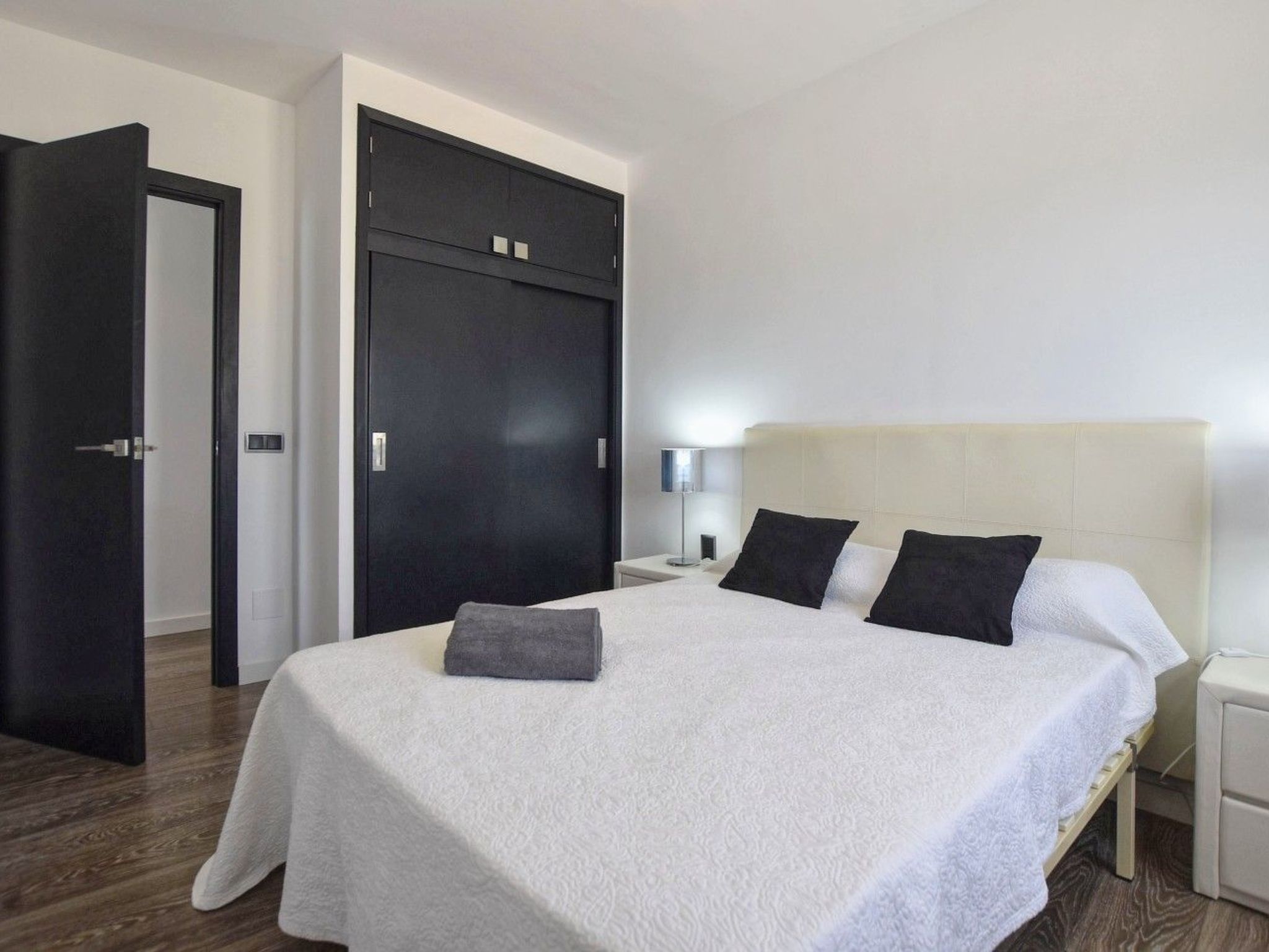 Moderne Wohnung vor dem Meer von Son Baulo-Drinnen