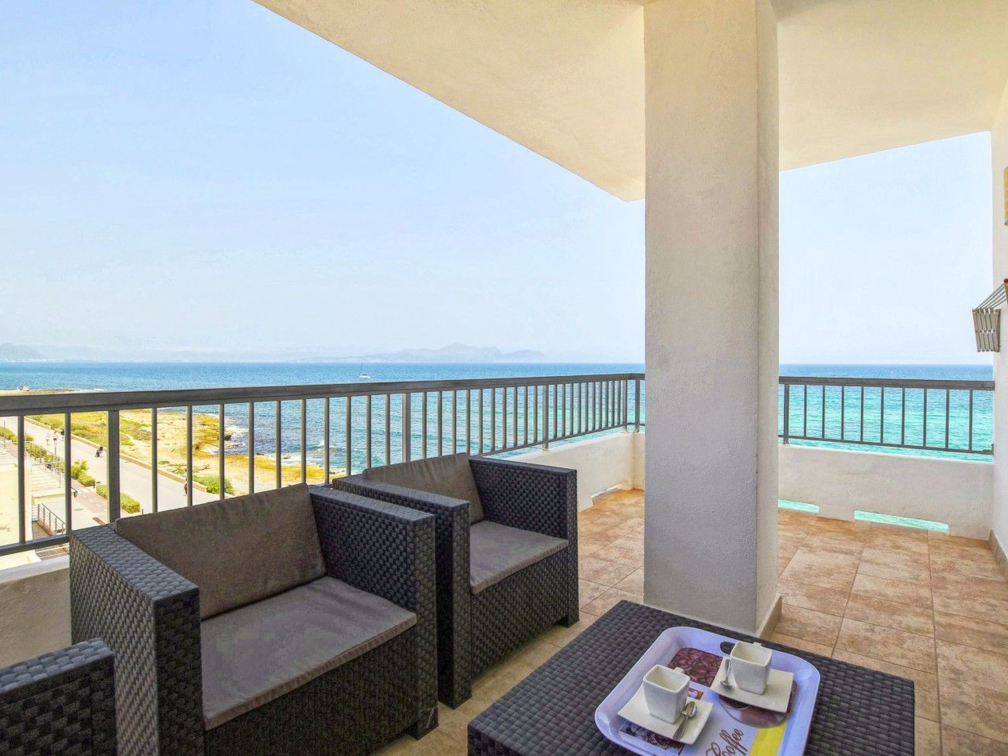 Moderne Wohnung vor dem Meer von Son Baulo-Image-tags.info