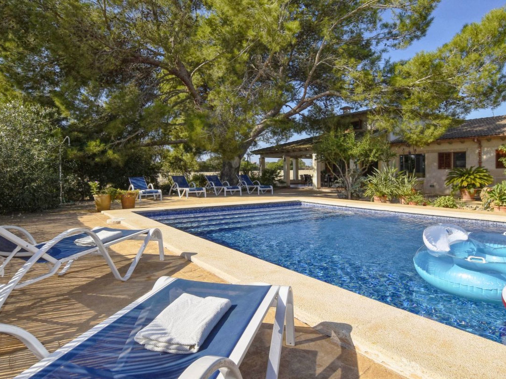 Modernes Landhaus mit Pool, Klimaanlage und WLAN nur 2 km vom Strand entfernt