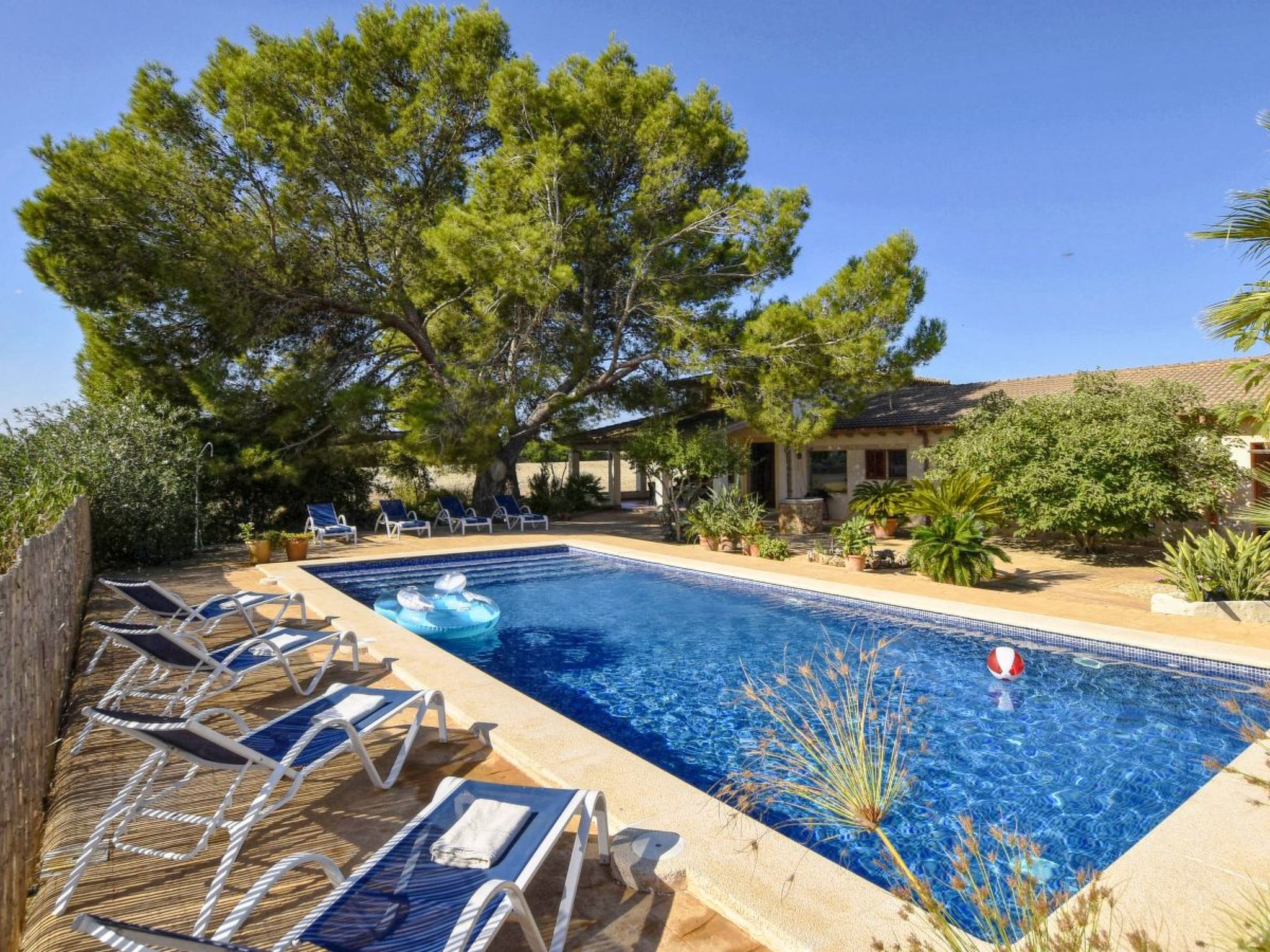 Modernes Landhaus mit Pool, Klimaanlage und WLAN nur 2 km vom Strand entfernt