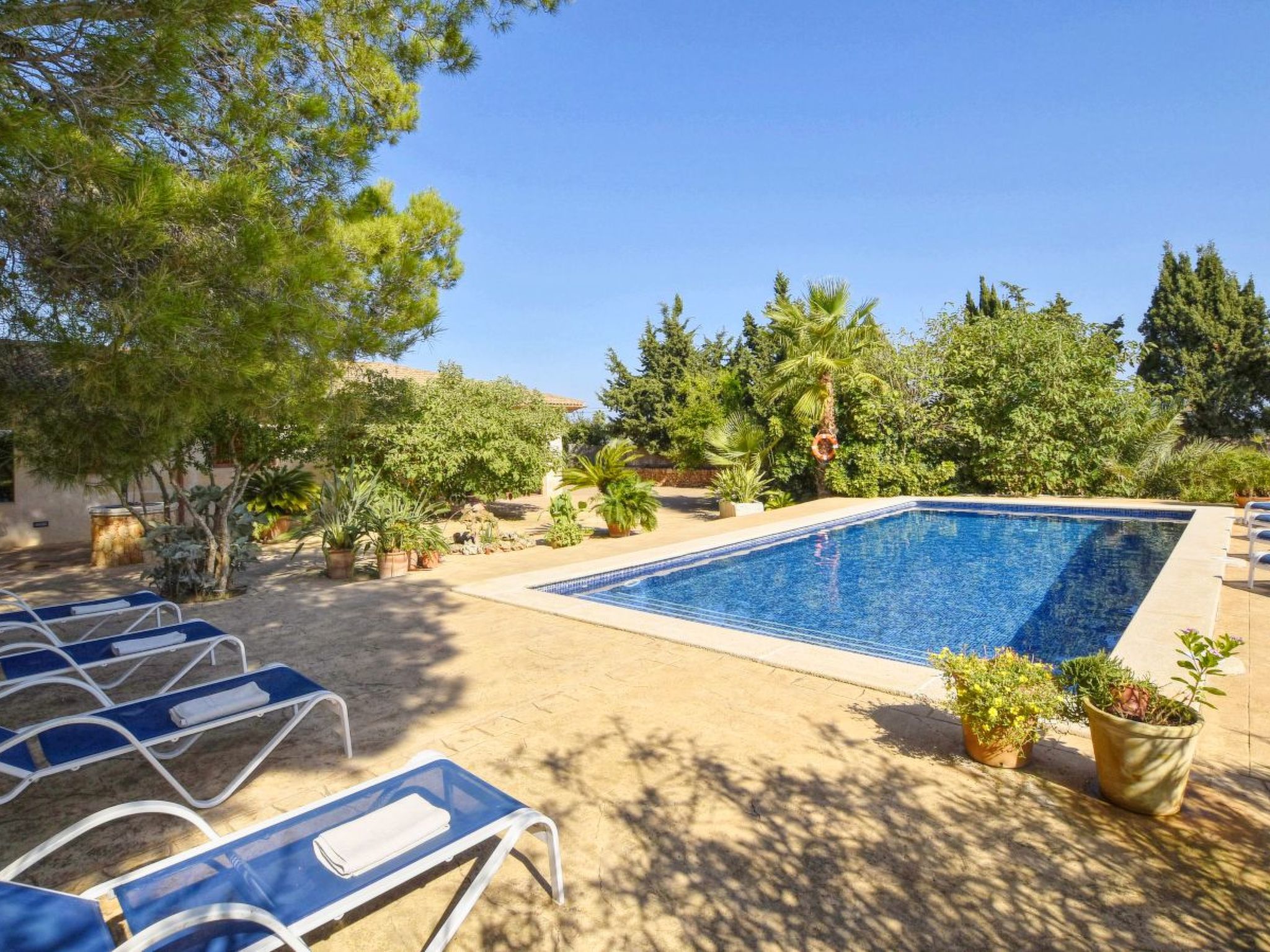 Modernes Landhaus mit Pool, Klimaanlage und WLAN nur 2 km vom Strand entfernt