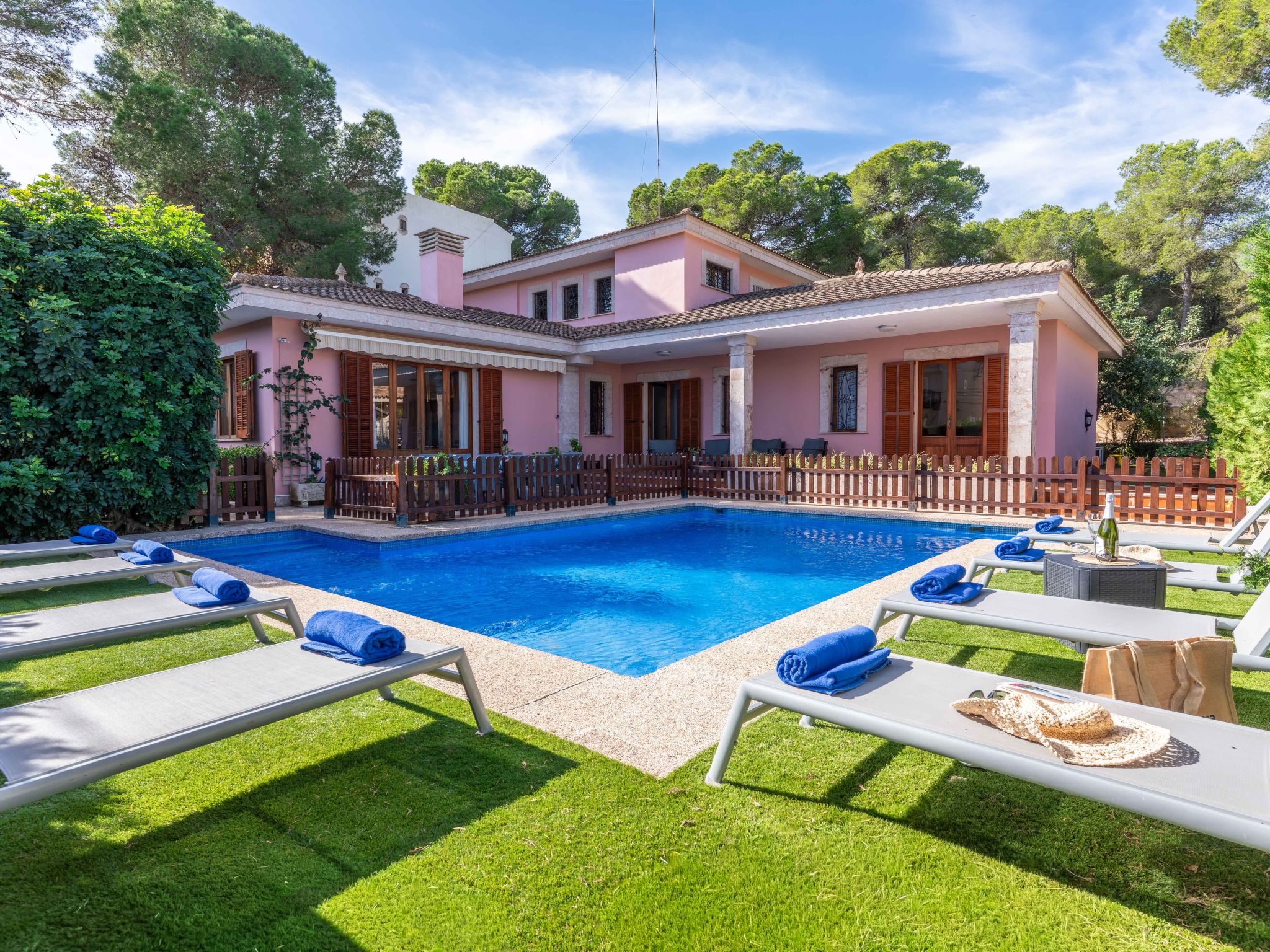 Villa Damar, Villa mit 5 Schlafzimmern und Schwimmbad.-Image-tags.info