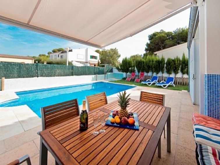 6-persoons vakantiehuis met privézwembad in Son Serra de Marina in Son Serra de Marina