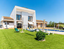 Moderne villa met privézwembad en grote tuin op slechts 13 km van het strand - thumbnail 1