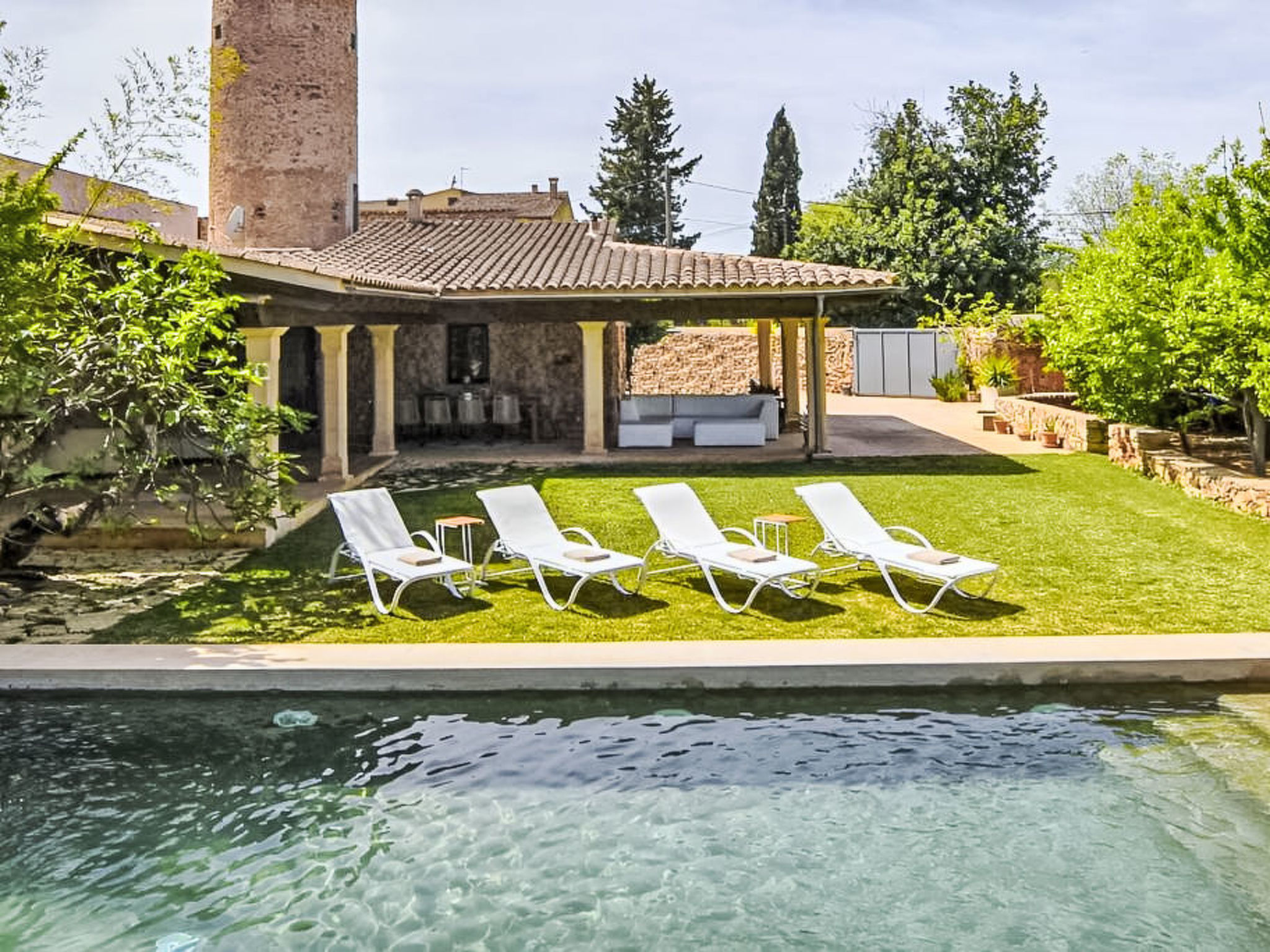 Luxuriöse Villa mit Pool und Klimaanlage für 8 Personen - Buiten