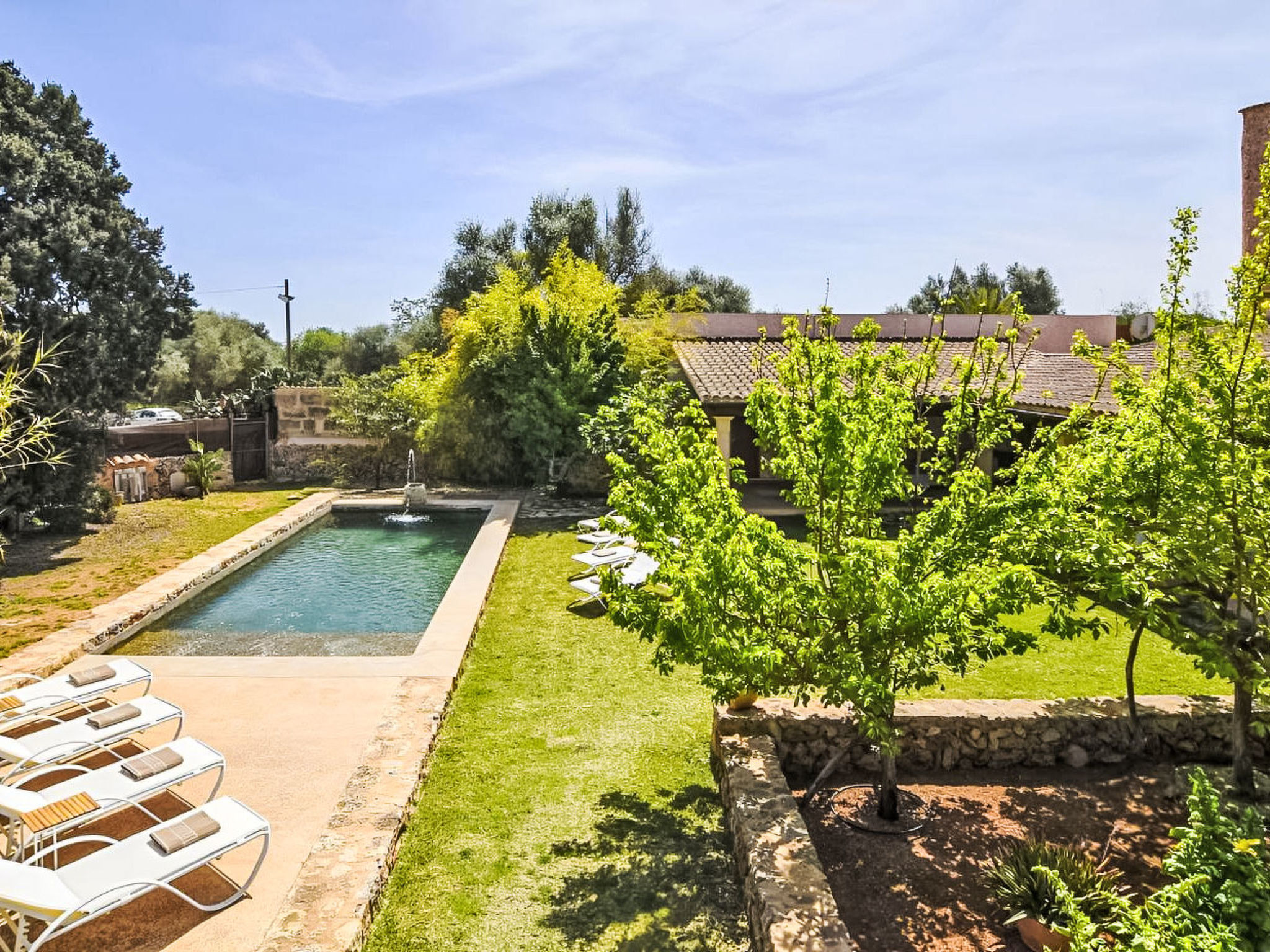 Luxuriöse Villa mit Pool und Klimaanlage für 8 Personen - Buiten