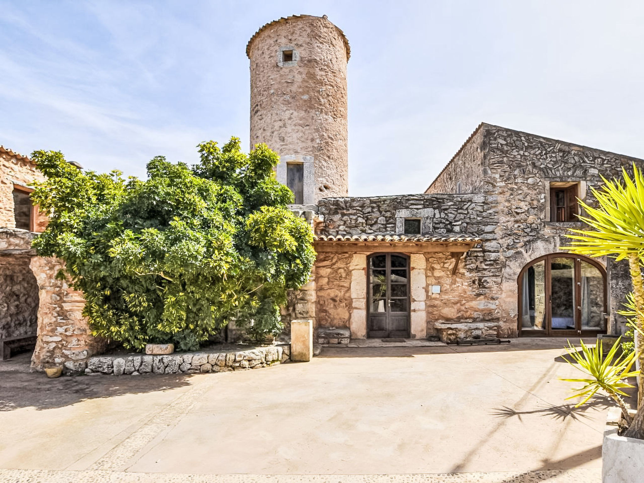 Luxuriöse Villa mit Pool und Klimaanlage für 8 Personen - Buiten