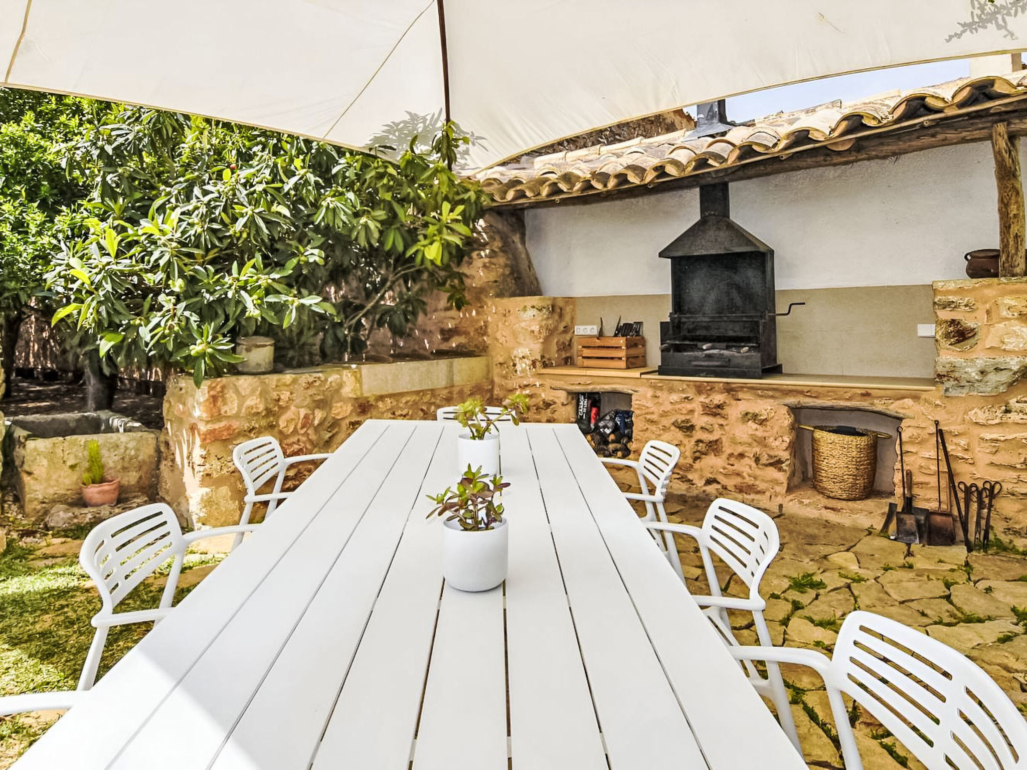 Luxuriöse Villa mit Pool und Klimaanlage für 8 Personen - Buiten