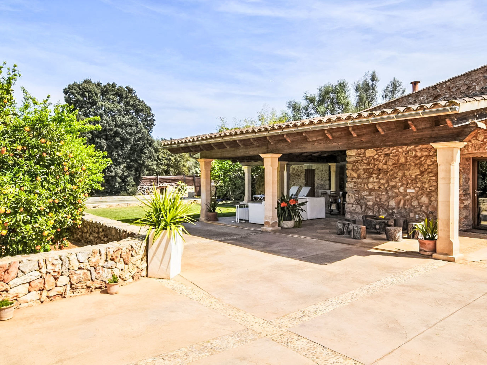 Luxuriöse Villa mit Pool und Klimaanlage für 8 Personen - Buiten