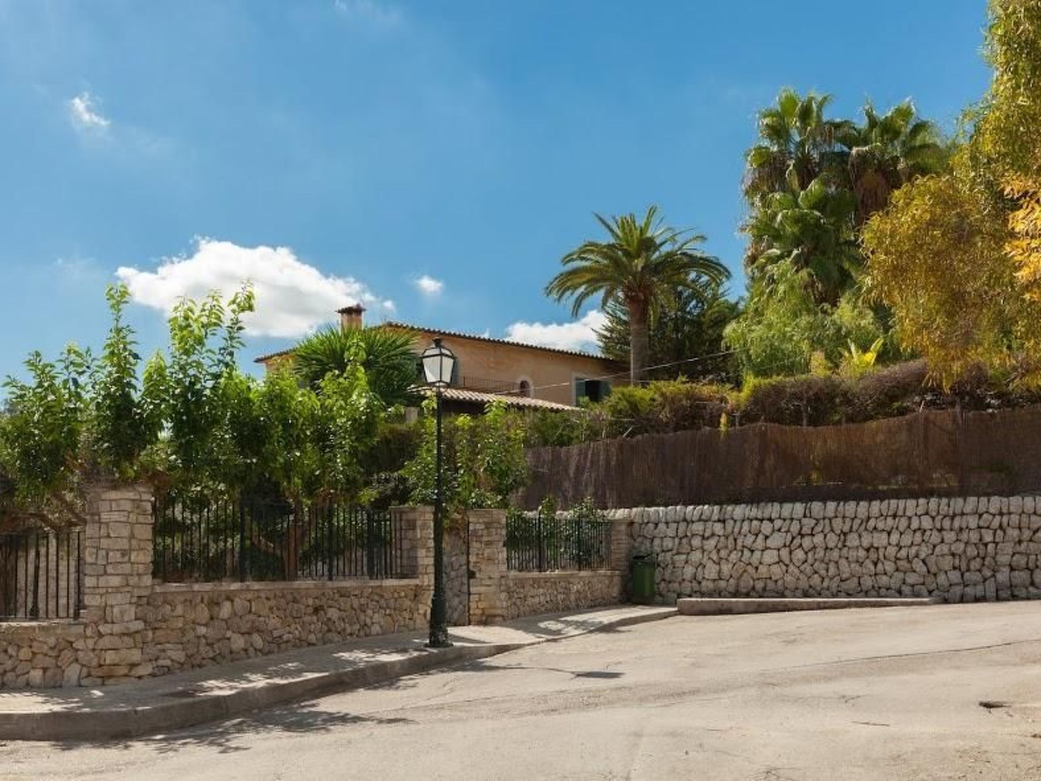 Schöne Villa mit Schwimmbad in Mancor de la Vall-Draußen