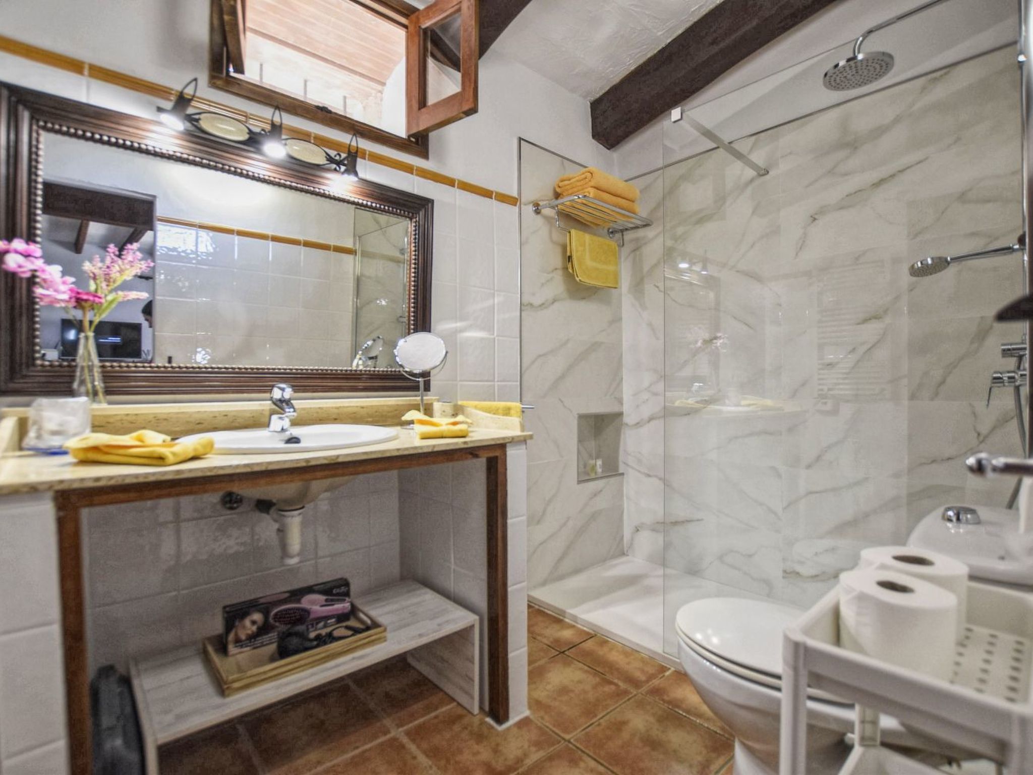 Romantisches Ferienhaus mit Jacuzzi im Freien-Drinnen