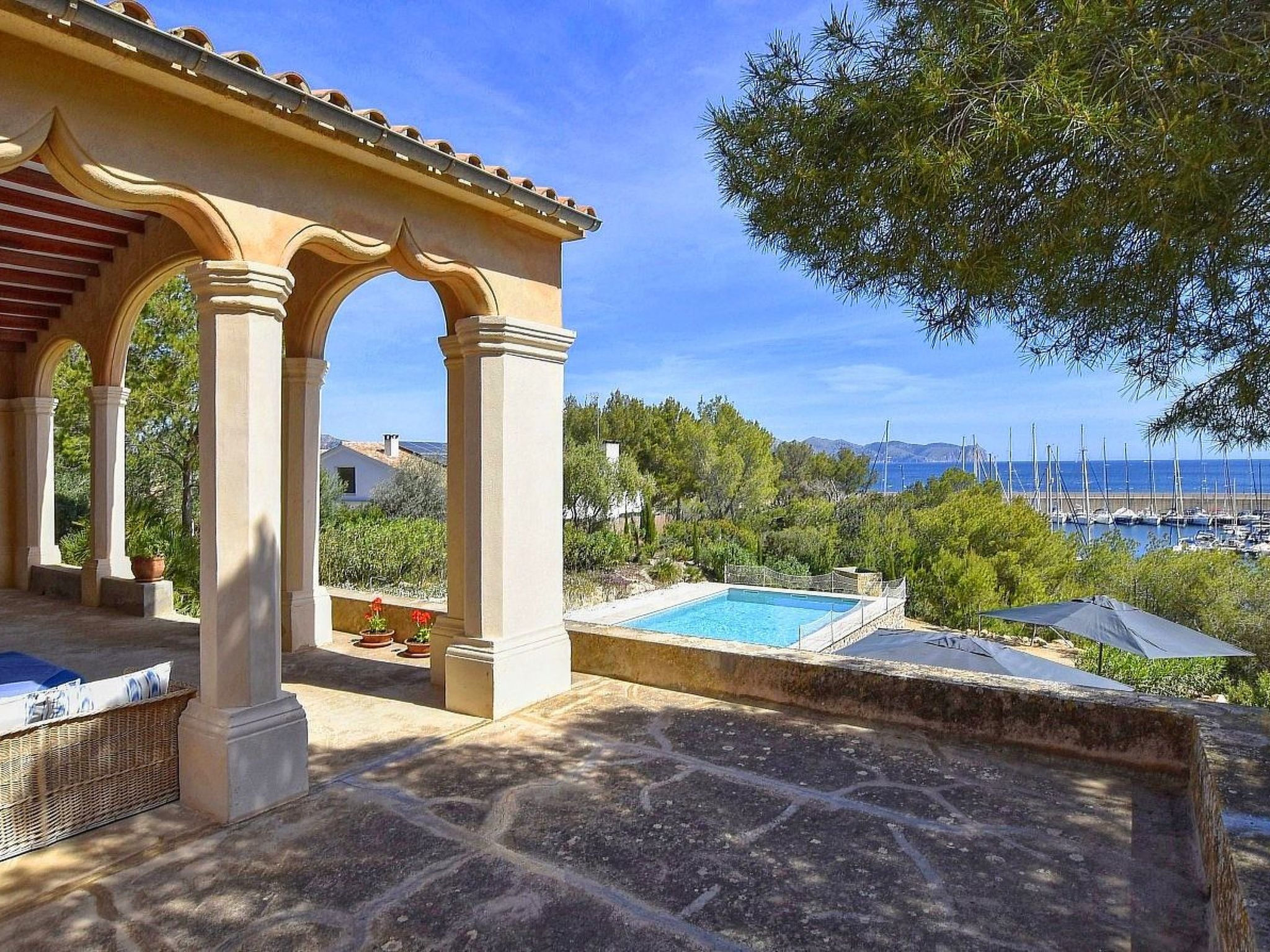 Beeindruckende Villa mit Meerblick und Schwimmbad