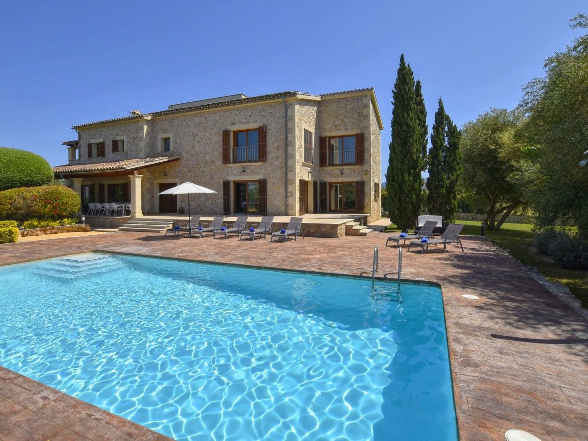 Villa mit Garten, Grill und Terrasse