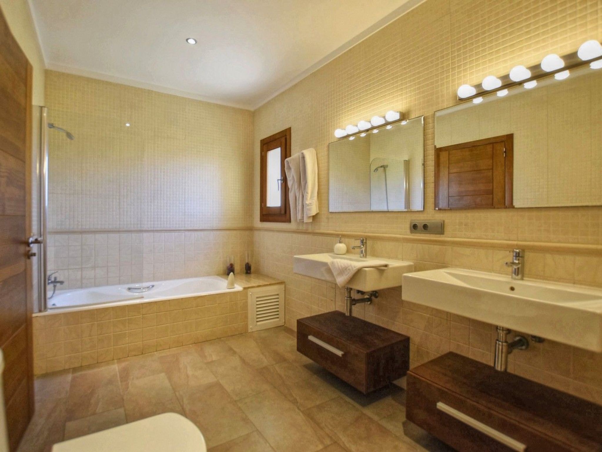 Villa mit Garten, Grill und Terrasse-Image-tags.info