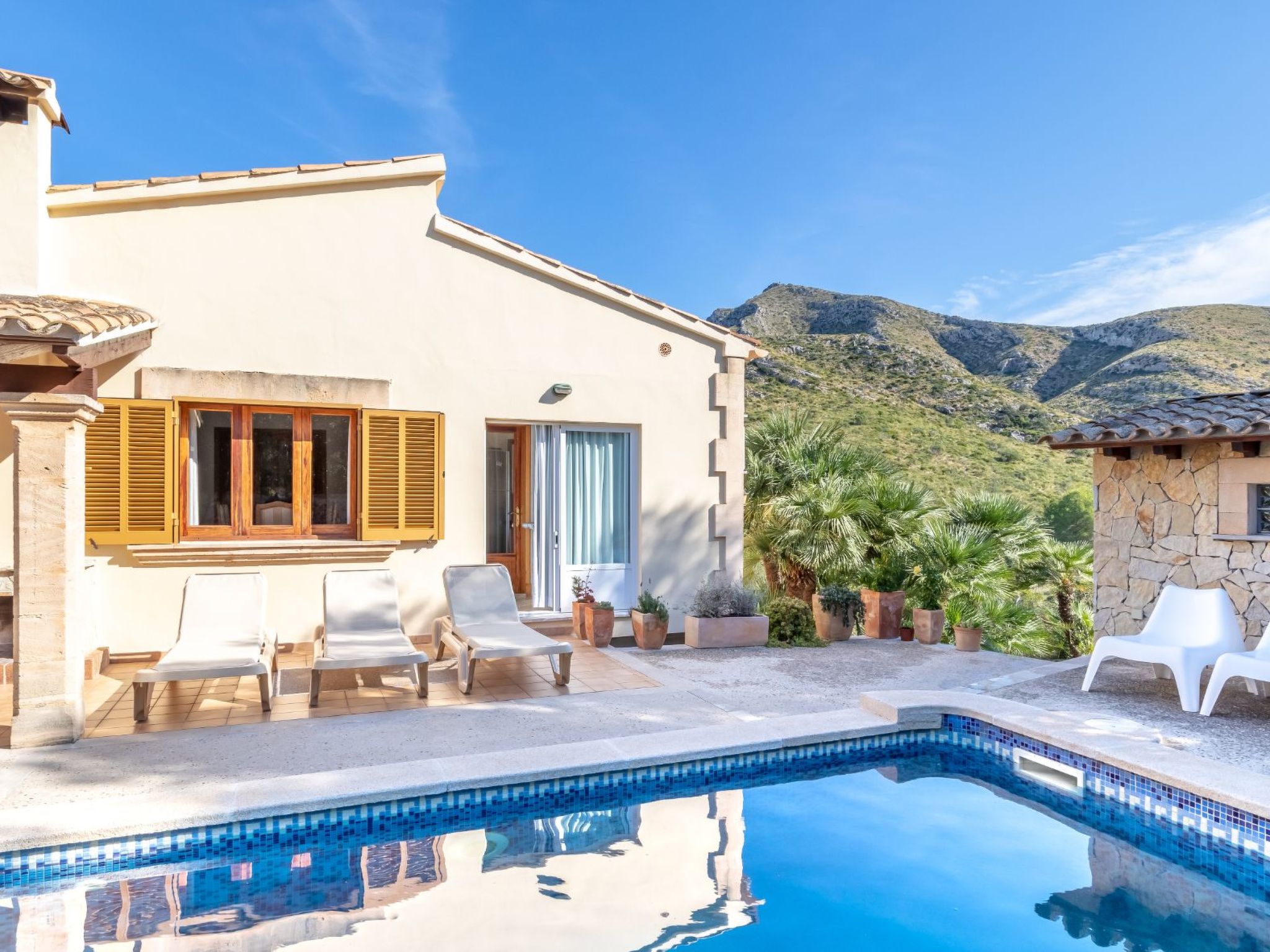 Exklusive Villa mit Meerblick und privatem Pool