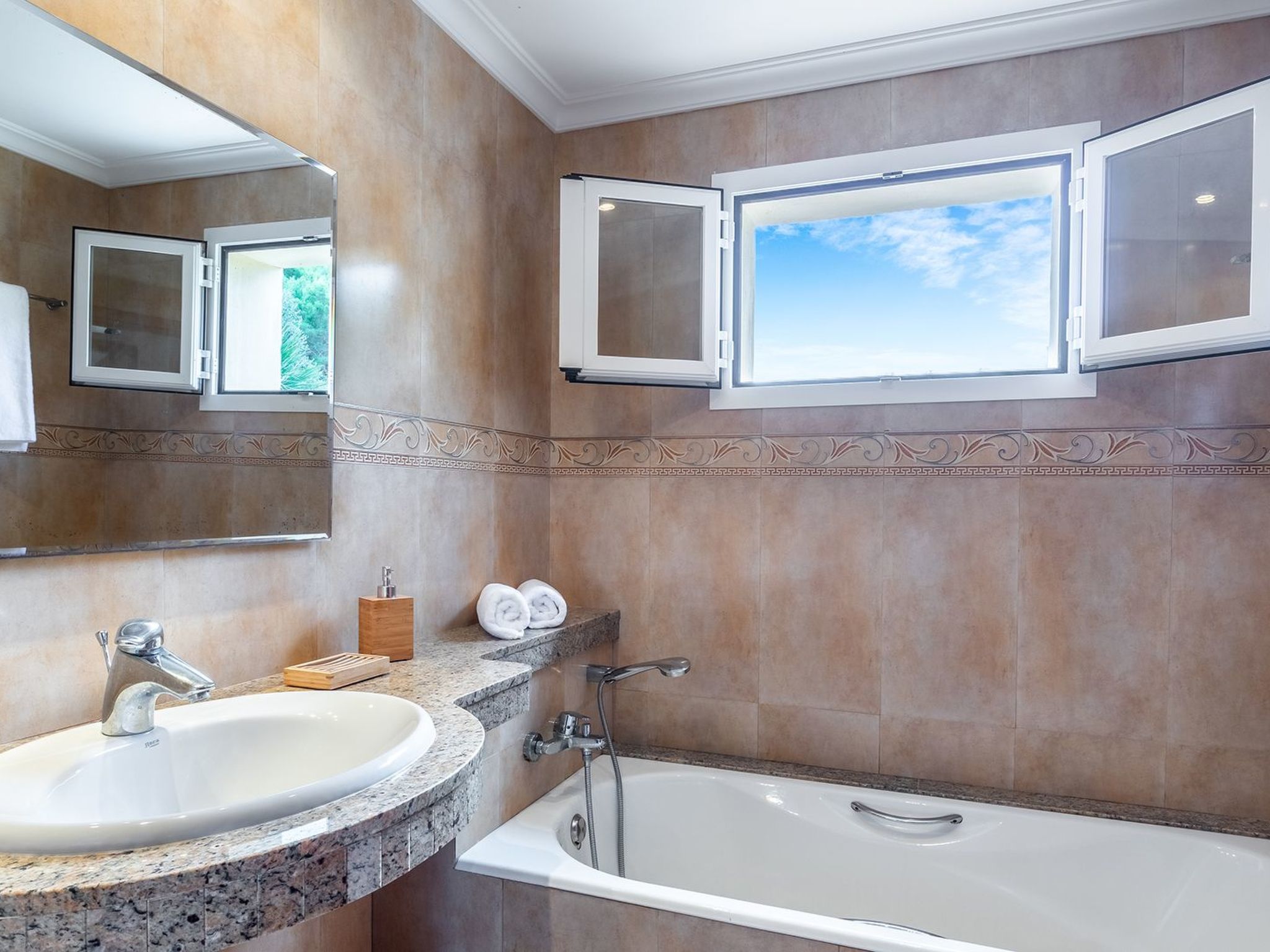 Exklusive Villa mit Meerblick und privatem Pool-Image-tags.info