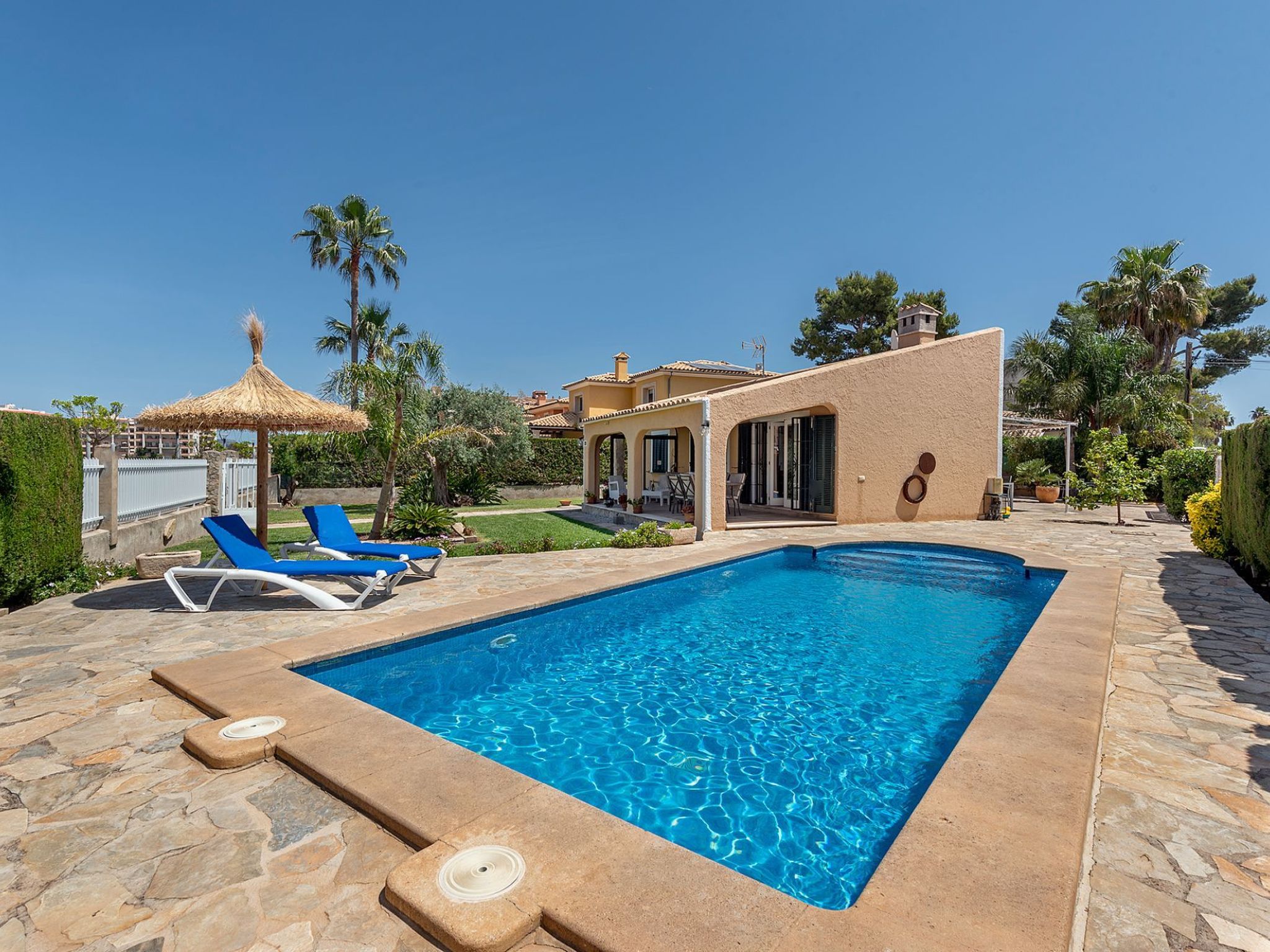 Serene Villa Rückzug mit Seeblick, Strand in der Nähe