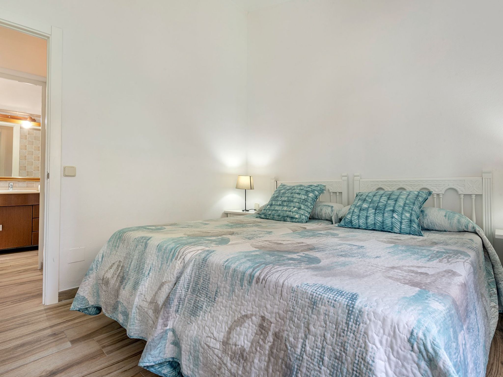 Serene Villa Rückzug mit Seeblick, Strand in der Nähe-Image-tags.info